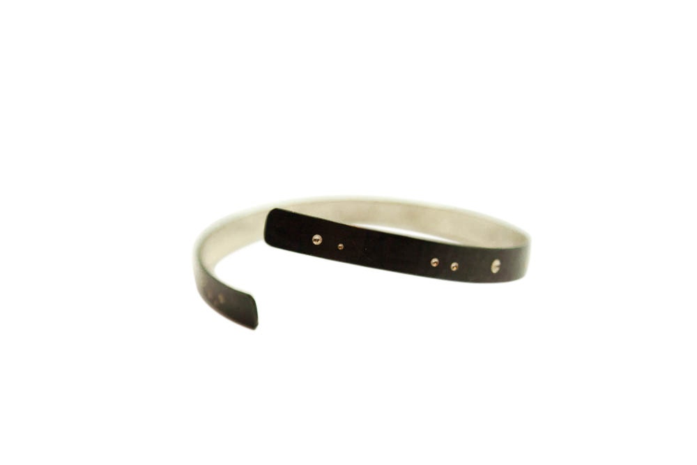 Bracelet fin noir, bijou minimaliste, bracelet ciel nocturne, cadeau pour elle, bracelet céleste, bracelet manchette noir