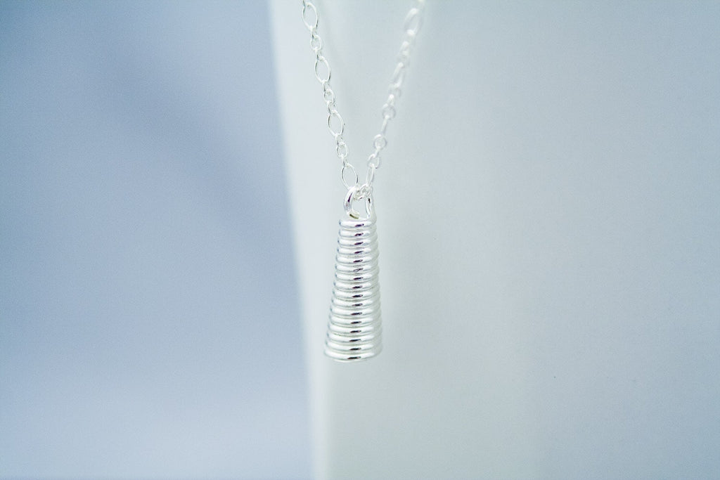 Collier pendentif cloche en argent, collier à superposer, cadeau pour elle, collier en argent écologique, cadeau pour petite-fille