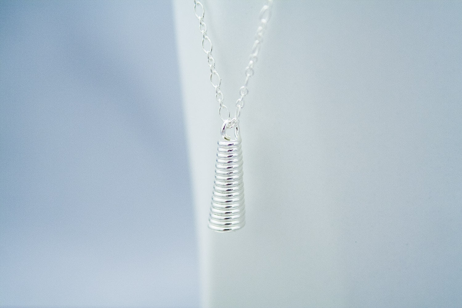 Collier pendentif cloche en argent, collier à superposer, cadeau pour elle, collier en argent écologique, cadeau pour petite-fille