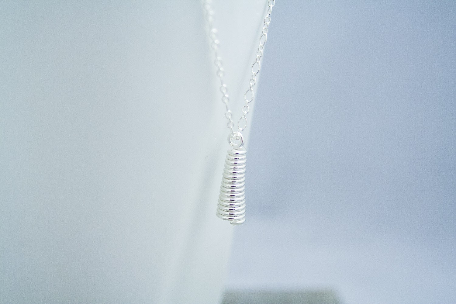 Collier pendentif cloche en argent, collier à superposer, cadeau pour elle, collier en argent écologique, cadeau pour petite-fille
