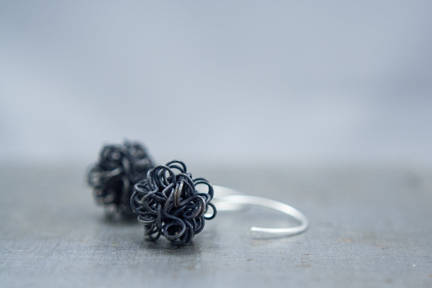 Boucles d'oreilles boule noire, boucles d'oreilles scientifiques, bijoux de physique, boucles d'oreilles matière noire, cadeau en argent recyclé pour elle