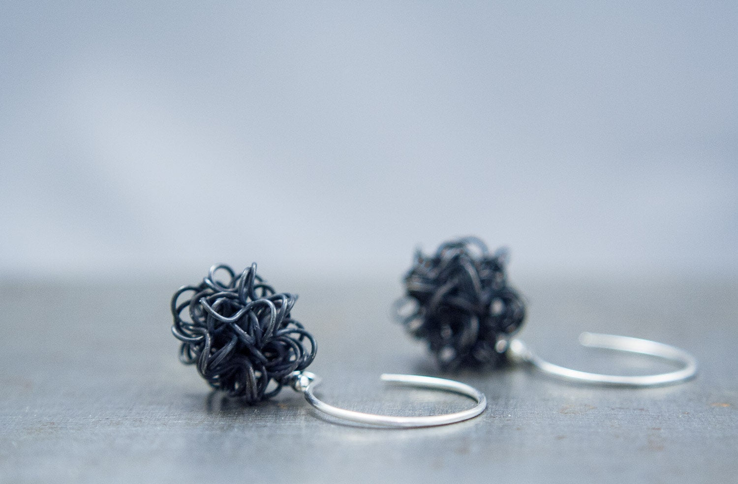 Boucles d'oreilles boule noire, boucles d'oreilles scientifiques, bijoux de physique, boucles d'oreilles matière noire, cadeau en argent recyclé pour elle
