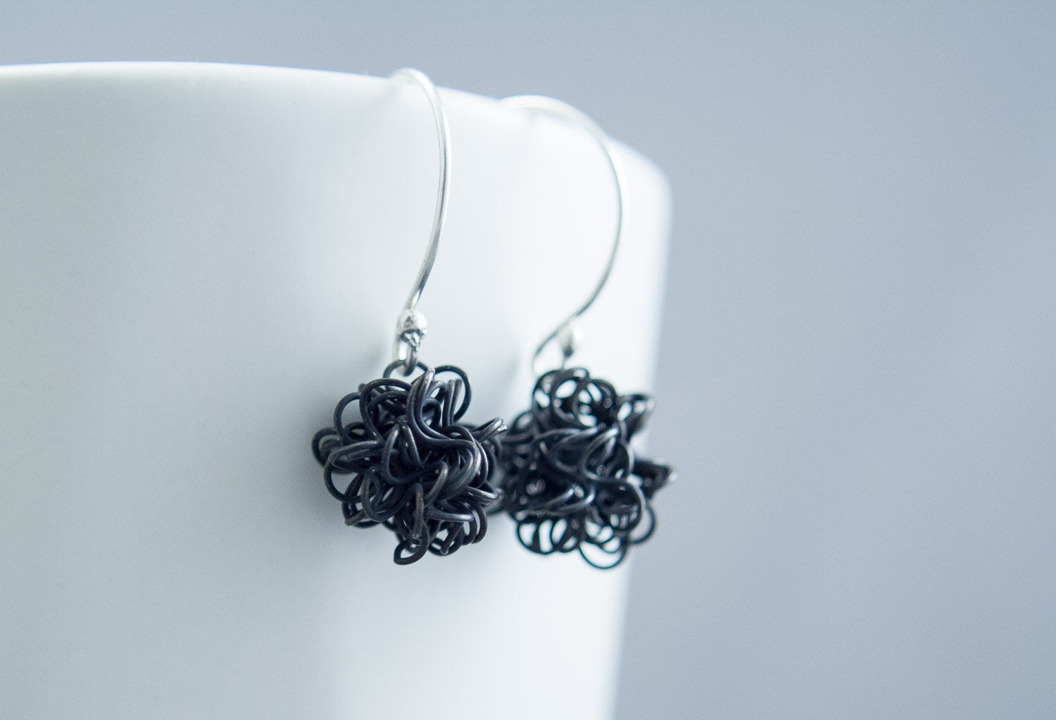 Boucles d'oreilles boule noire, boucles d'oreilles scientifiques, bijoux de physique, boucles d'oreilles matière noire, cadeau en argent recyclé pour elle
