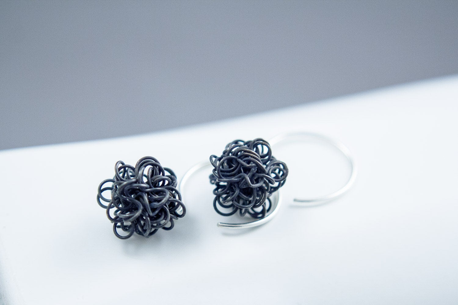 Boucles d'oreilles boule noire, boucles d'oreilles scientifiques, bijoux de physique, boucles d'oreilles matière noire, cadeau en argent recyclé pour elle