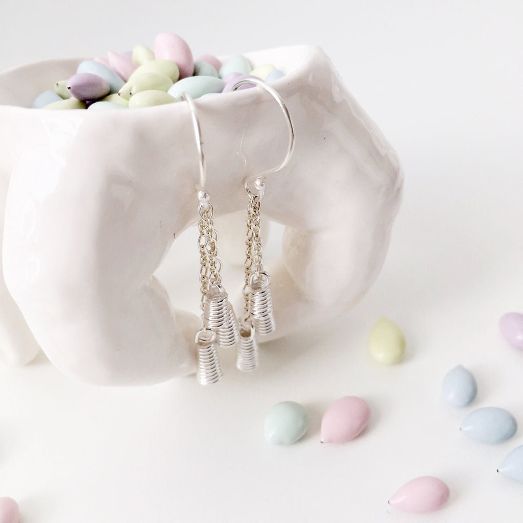 Boucles d'oreilles en cascade, bijoux nordiques modernes, boucles d'oreilles cloches en argent sterling, boucles d'oreilles en argent recyclé, cadeau pour femme