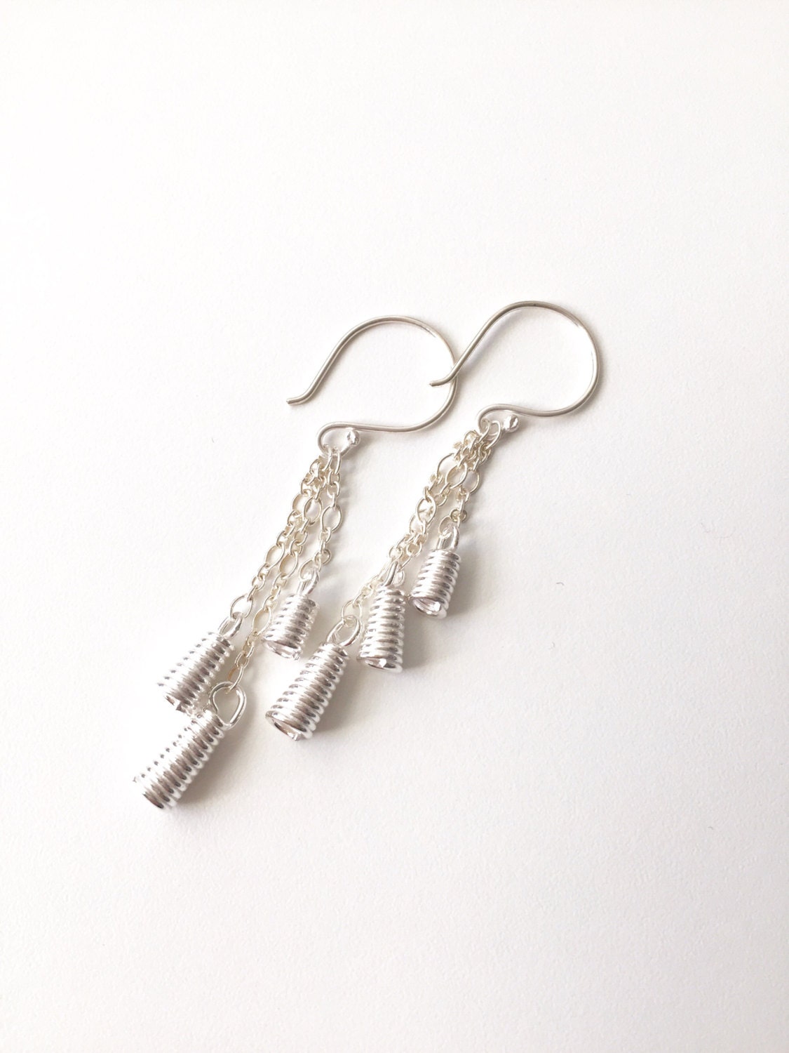 Boucles d'oreilles en cascade, bijoux nordiques modernes, boucles d'oreilles cloches en argent sterling, boucles d'oreilles en argent recyclé, cadeau pour femme