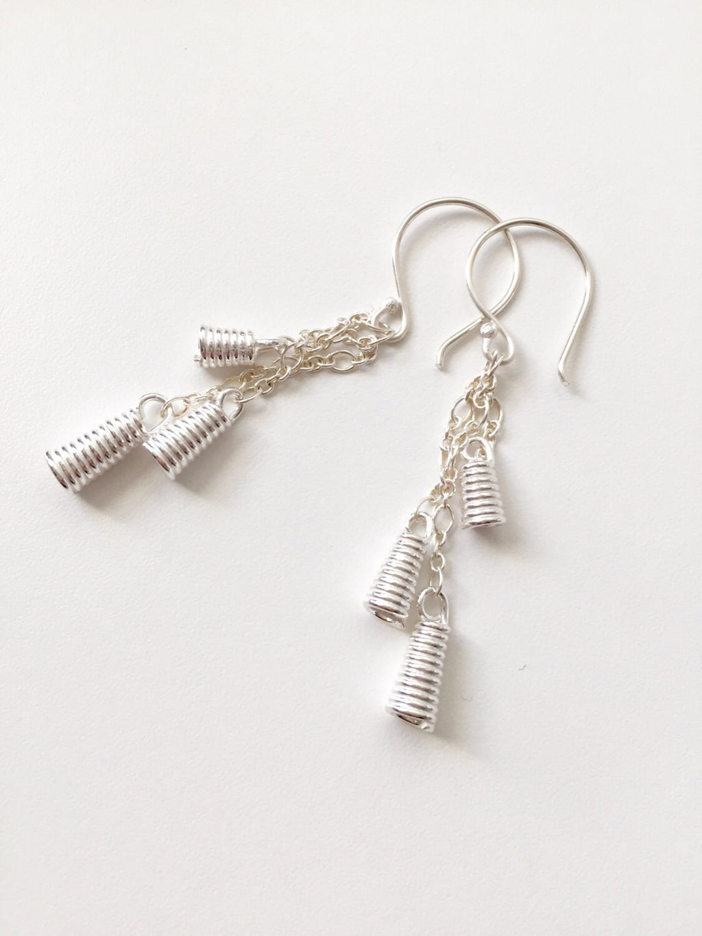 Boucles d'oreilles en cascade, bijoux nordiques modernes, boucles d'oreilles cloches en argent sterling, boucles d'oreilles en argent recyclé, cadeau pour femme