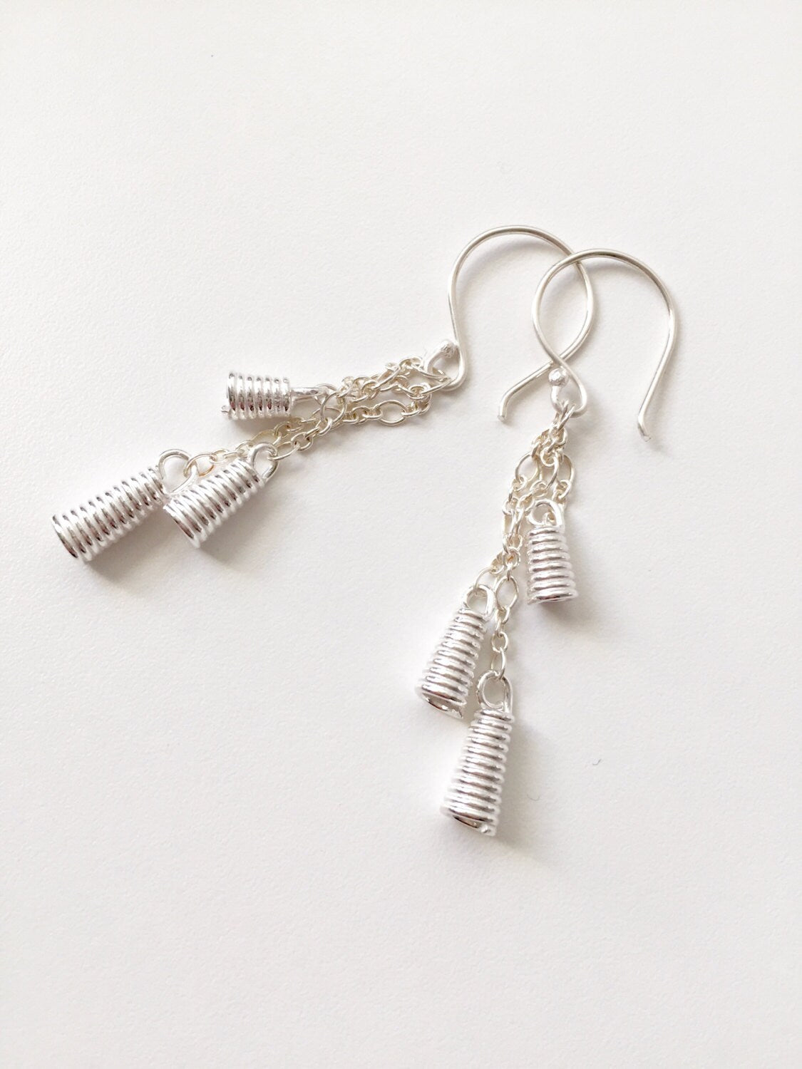 Boucles d'oreilles en cascade, bijoux nordiques modernes, boucles d'oreilles cloches en argent sterling, boucles d'oreilles en argent recyclé, cadeau pour femme
