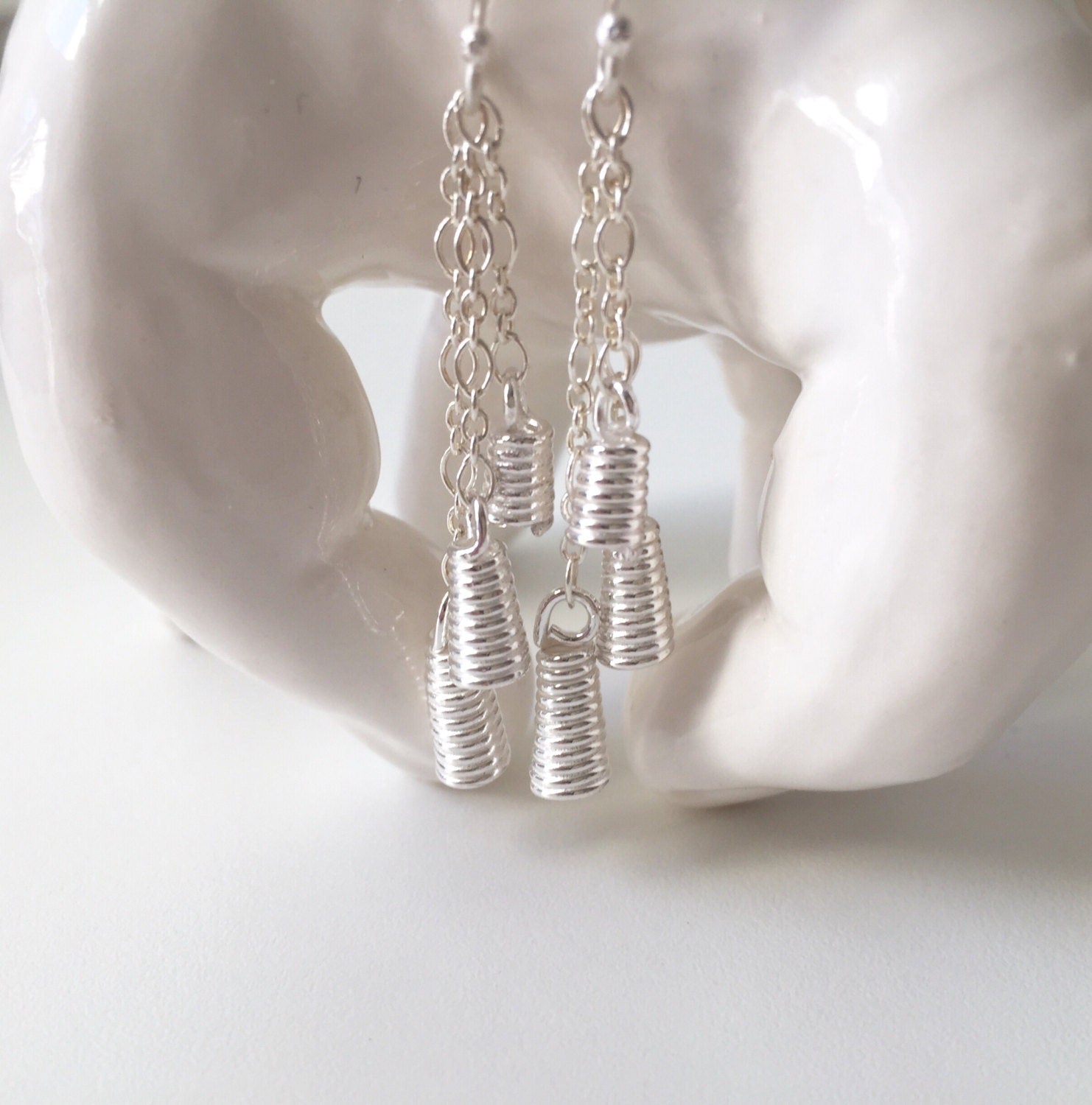 Boucles d'oreilles en cascade, bijoux nordiques modernes, boucles d'oreilles cloches en argent sterling, boucles d'oreilles en argent recyclé, cadeau pour femme