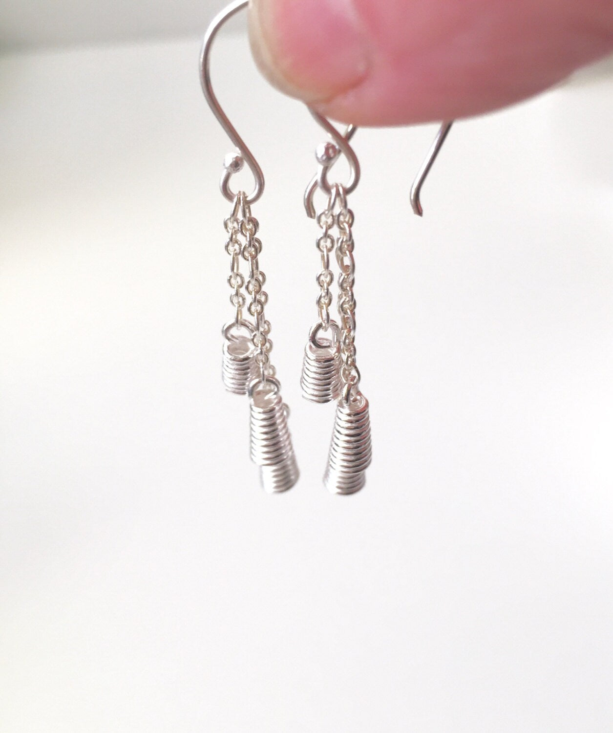 Boucles d'oreilles en cascade, bijoux nordiques modernes, boucles d'oreilles cloches en argent sterling, boucles d'oreilles en argent recyclé, cadeau pour femme