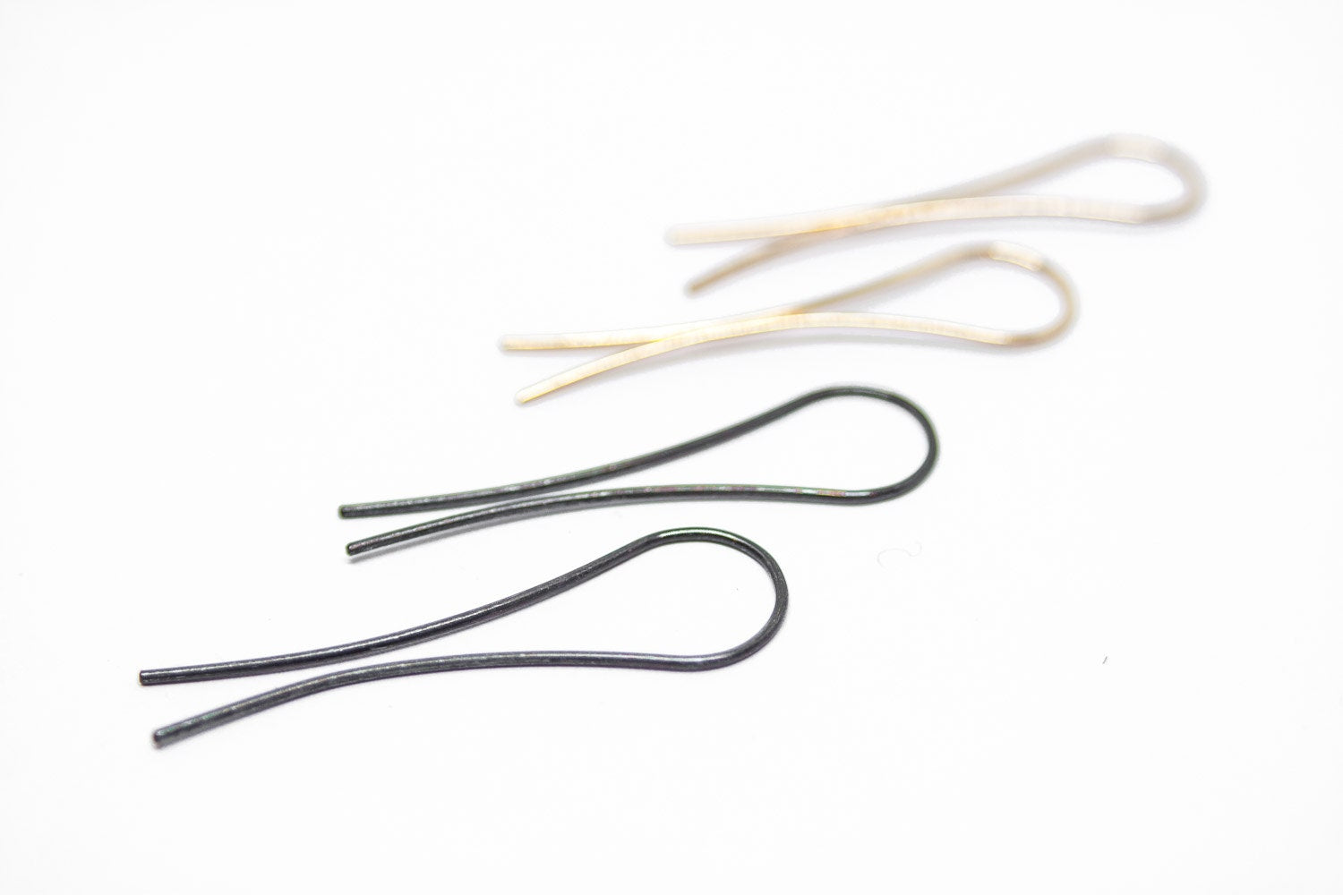 Boucles d'oreilles enfilables, cadeau pour ami, boucles d'oreilles légères, boucles d'oreilles en argent recyclé, boucles d'oreilles noires, boucles d'oreilles minimalistes en or 14 carats