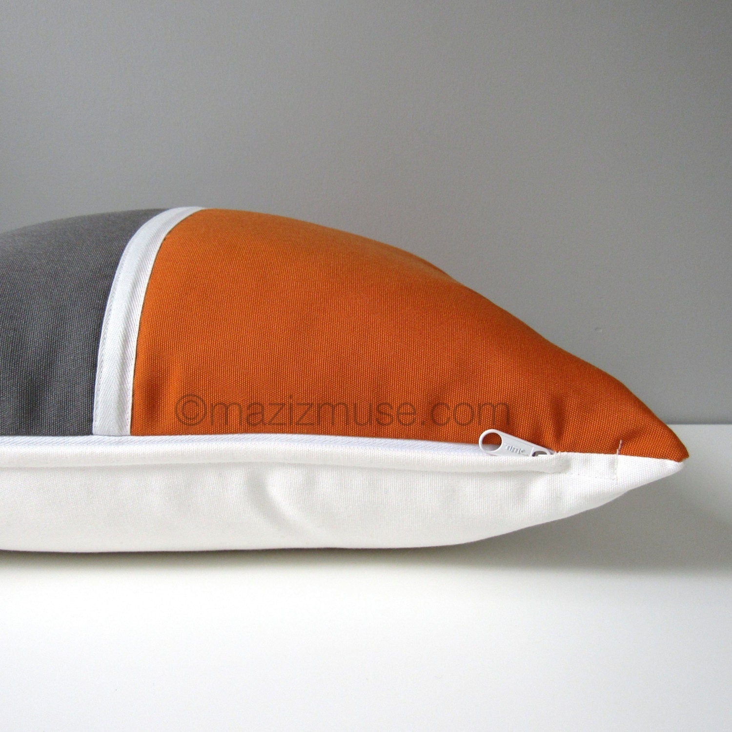 Housse de coussin d'extérieur Sunbrella orange et gris, style moderne du milieu du siècle