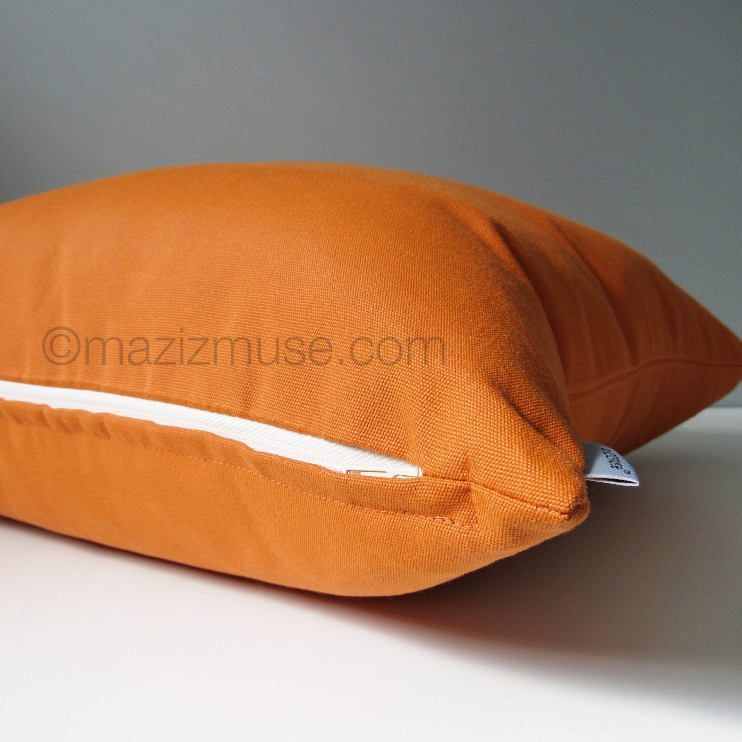 Housse de coussin d'extérieur décorative orange en tissu Sunbrella® de Toscane