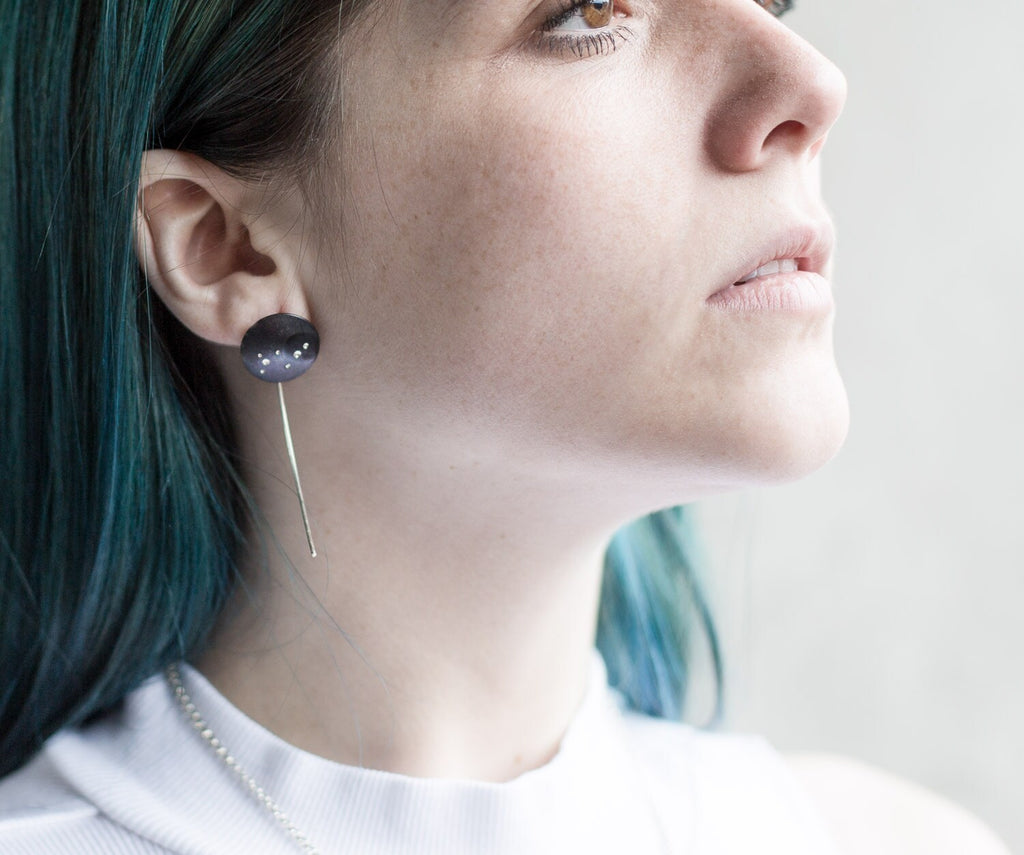 Boucles d'oreilles pendantes célestes noires : cadeau d'astronomie en argent sterling oxydé