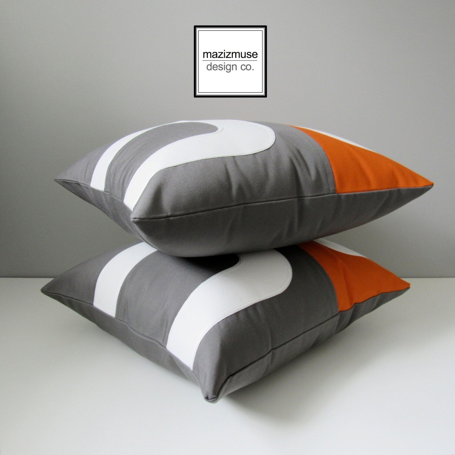 Housse de coussin d'extérieur Sunbrella® orange et gris, style moderne du milieu du siècle