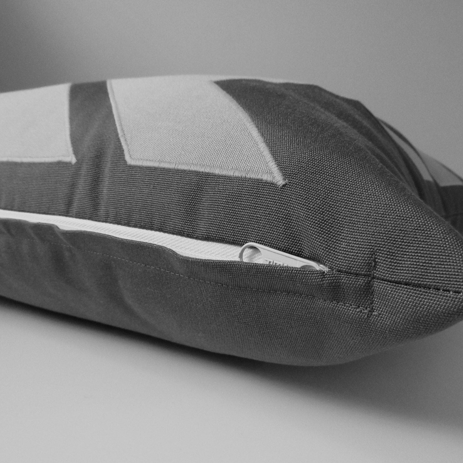 Housse de coussin d'extérieur Sunbrella® noir et taupe, housse de coussin géométrique