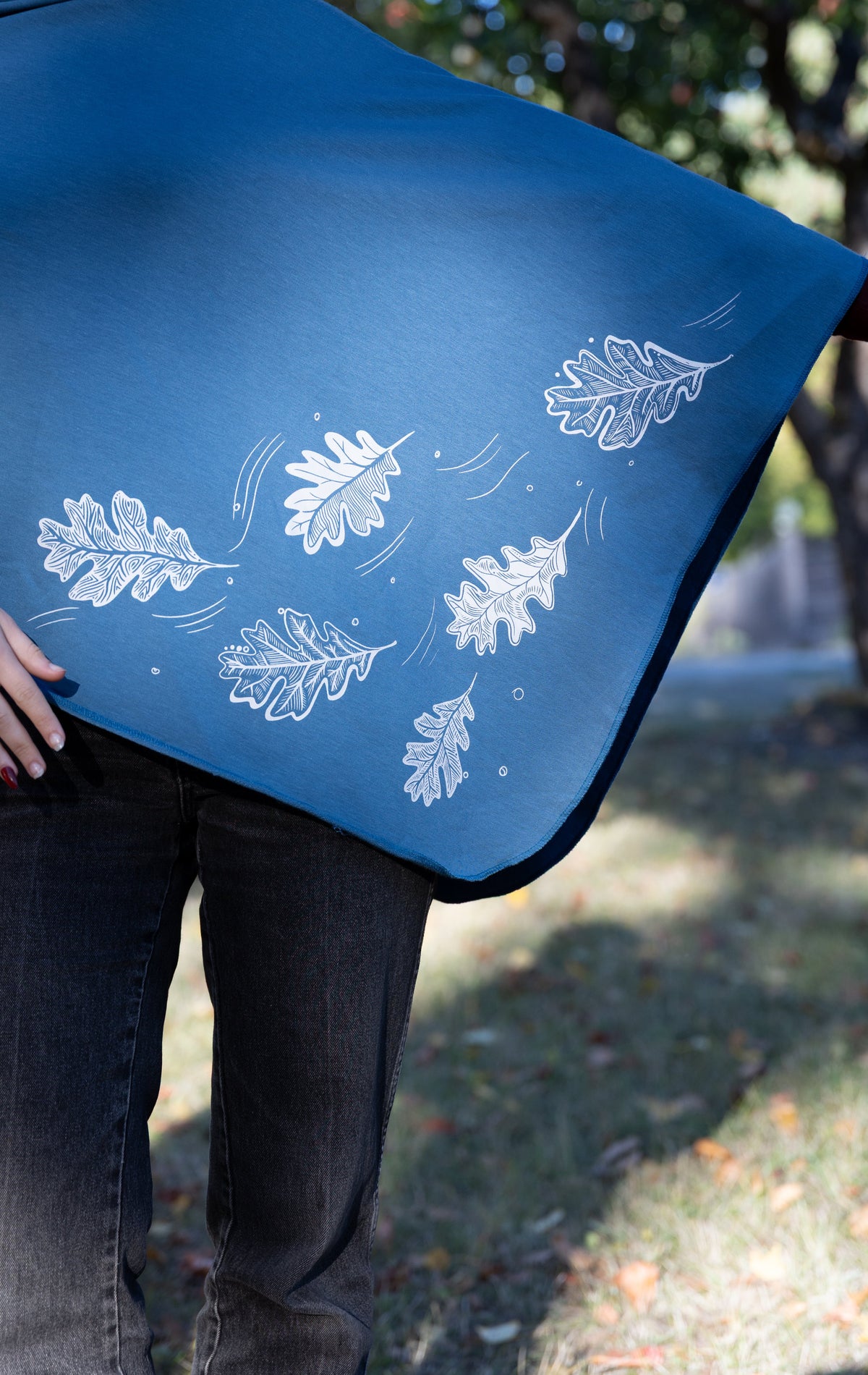 Poncho bleu stellaire avec motif de feuilles de chêne