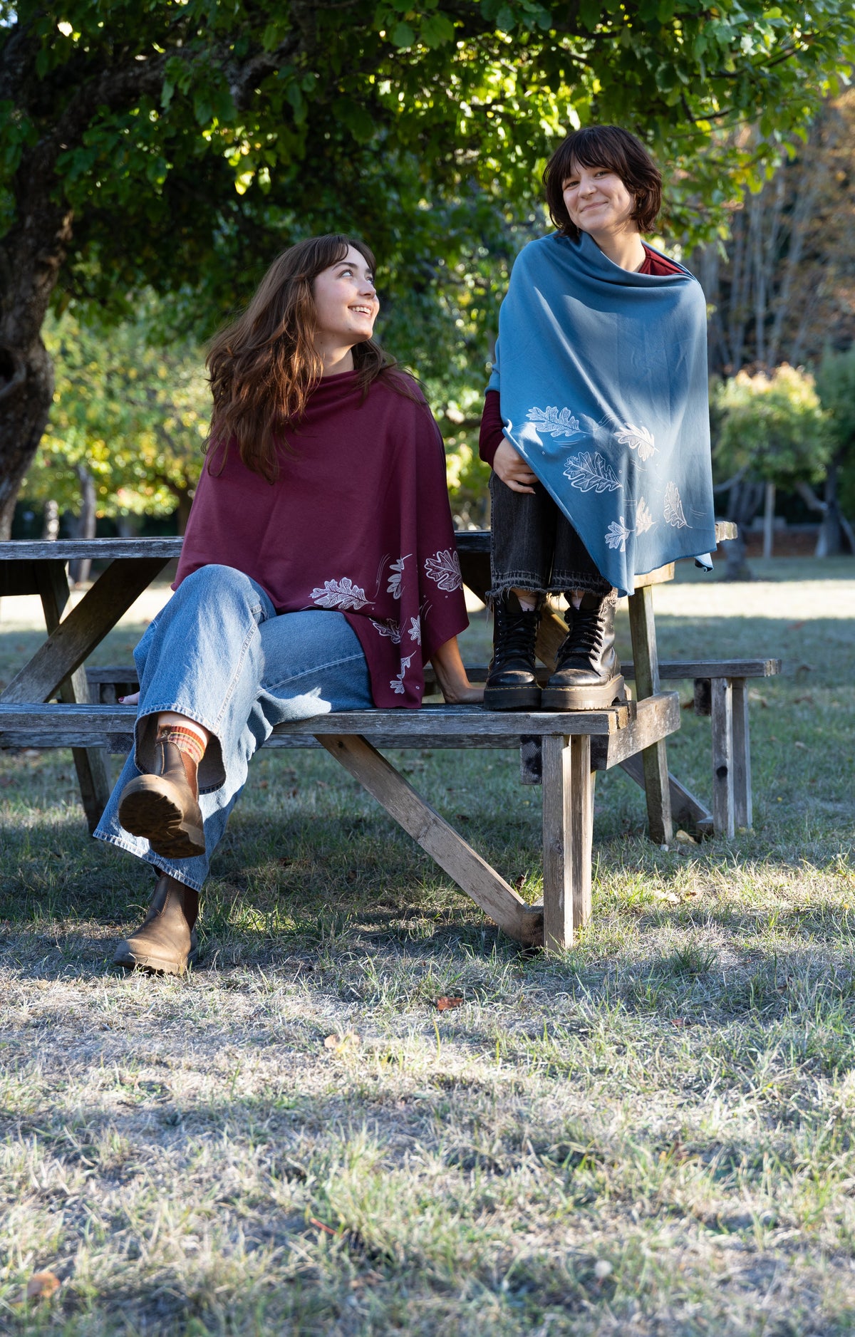 Poncho bleu stellaire avec motif de feuilles de chêne