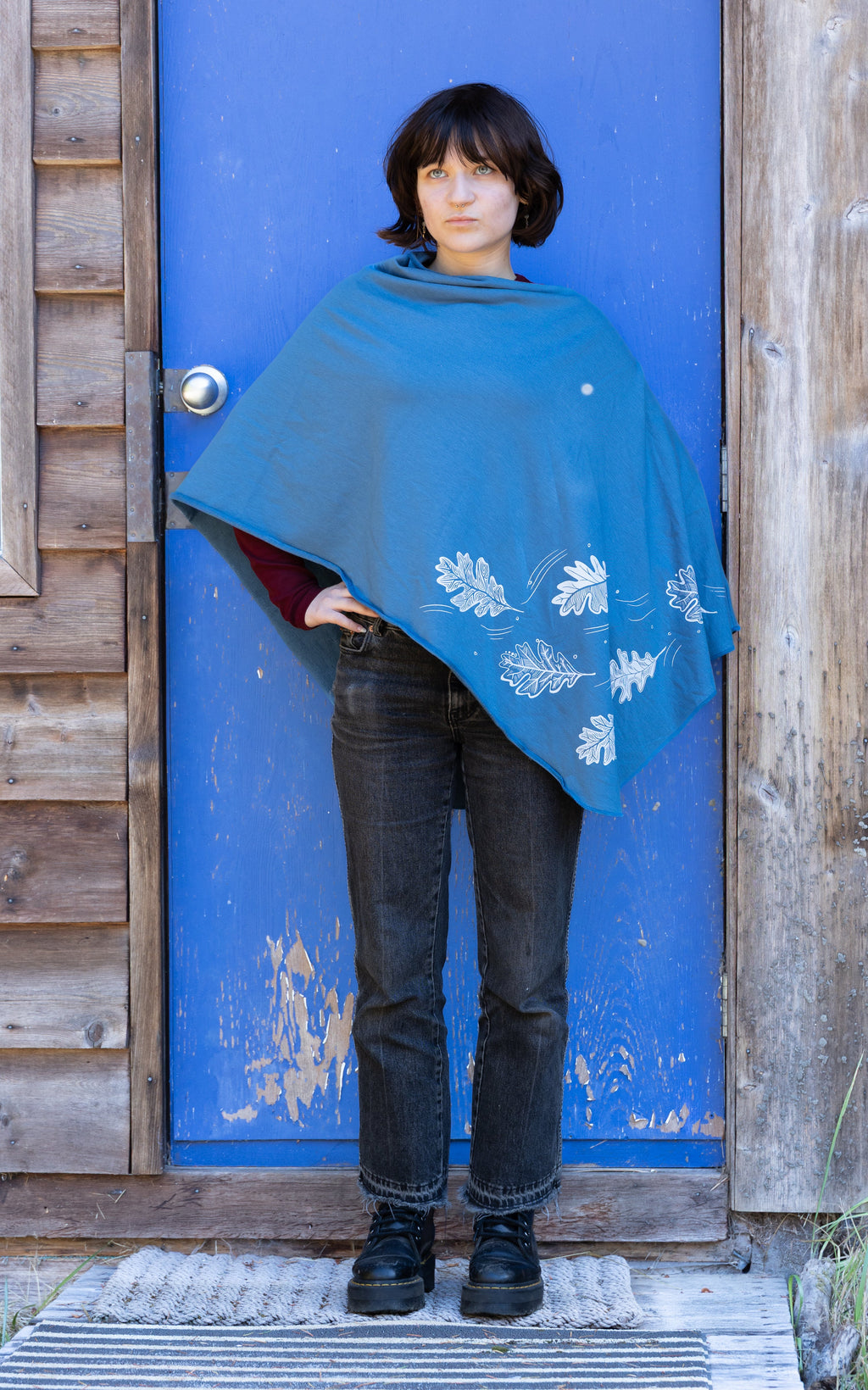 Poncho bleu stellaire avec motif de feuilles de chêne