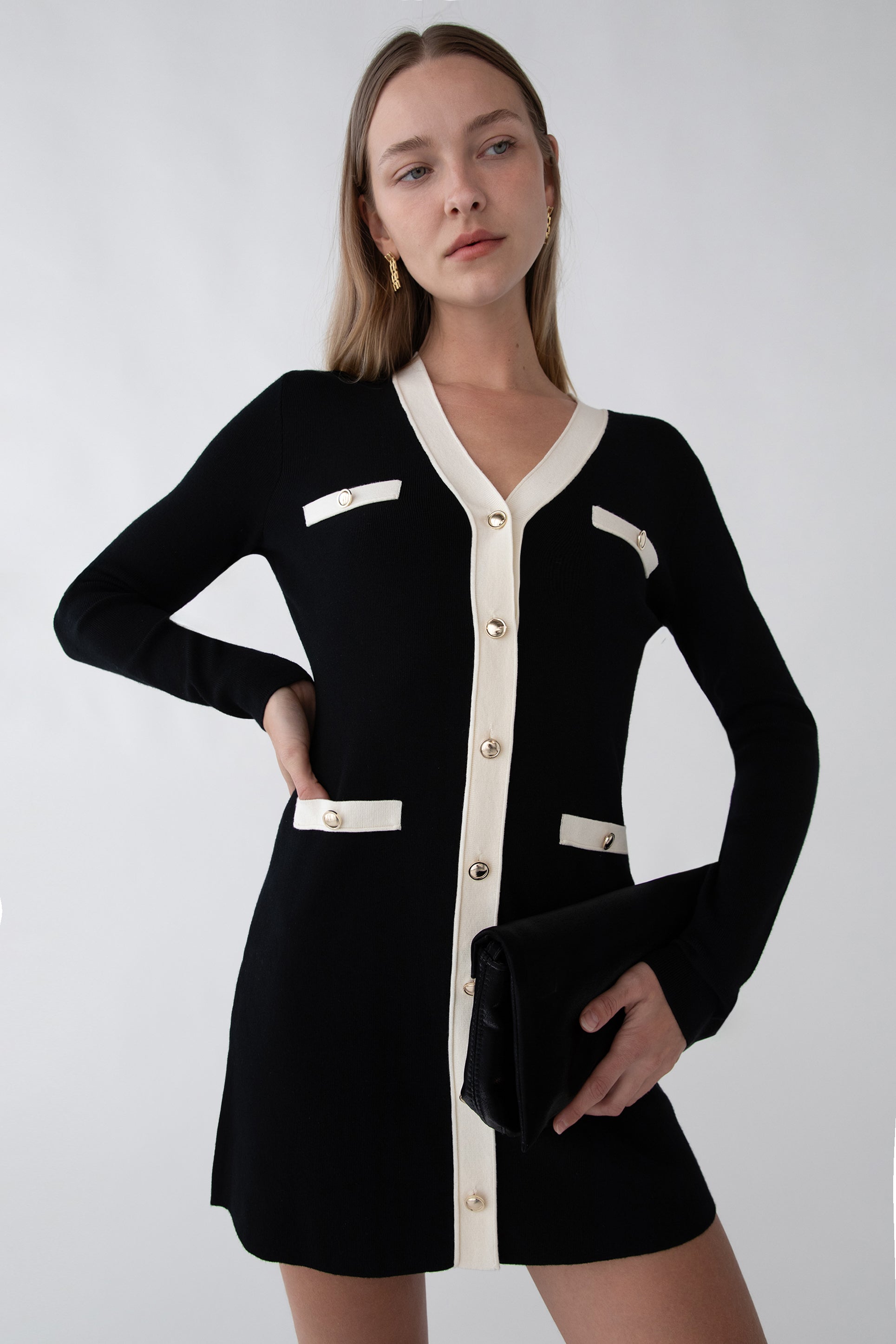 MINI-ROBE EN MAILLE À BORDURES CONTRASTÉES ET BOUTONNÉES SUR LE DEVANT