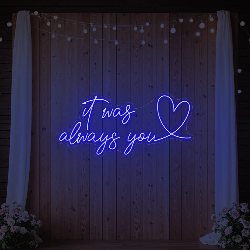 C'était toujours toi avec une enseigne lumineuse en forme de cœur