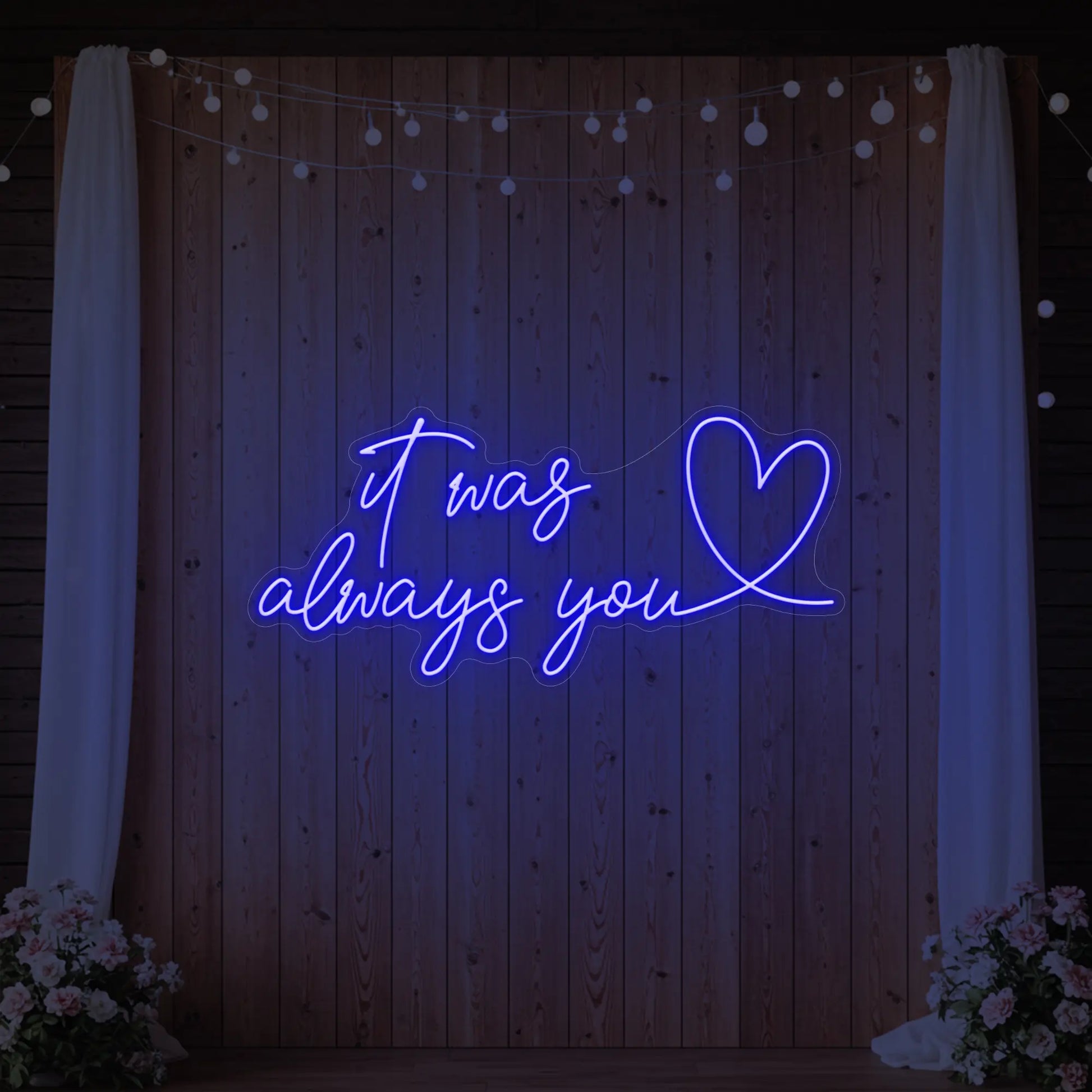 C'était toujours toi avec une enseigne lumineuse en forme de cœur