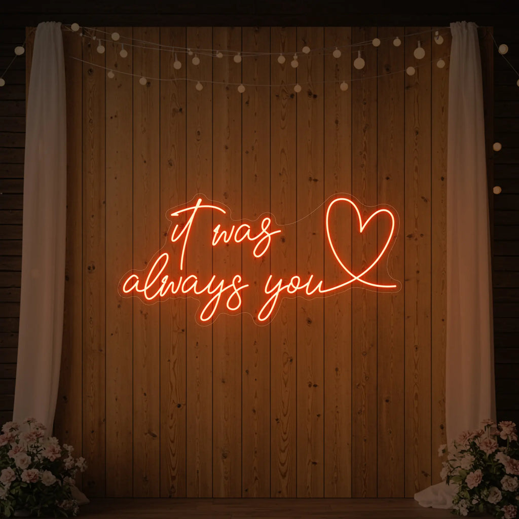 C'était toujours toi avec une enseigne lumineuse en forme de cœur