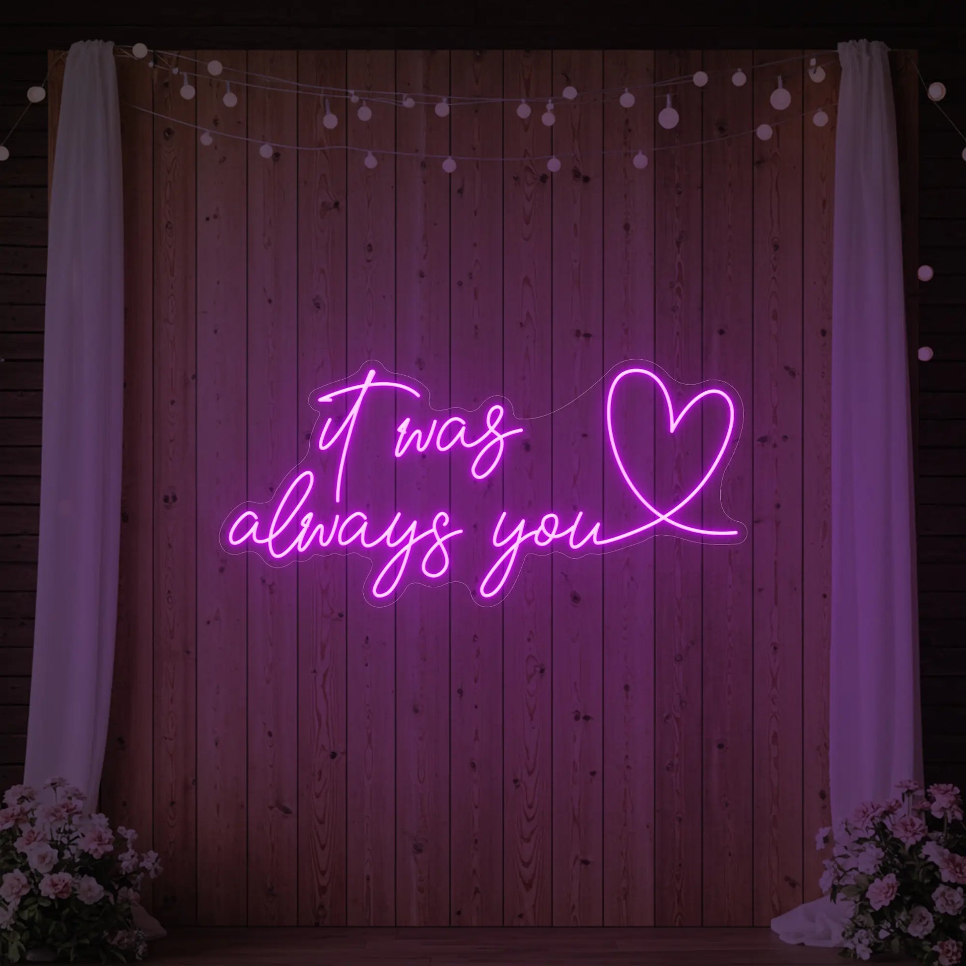 C'était toujours toi avec une enseigne lumineuse en forme de cœur