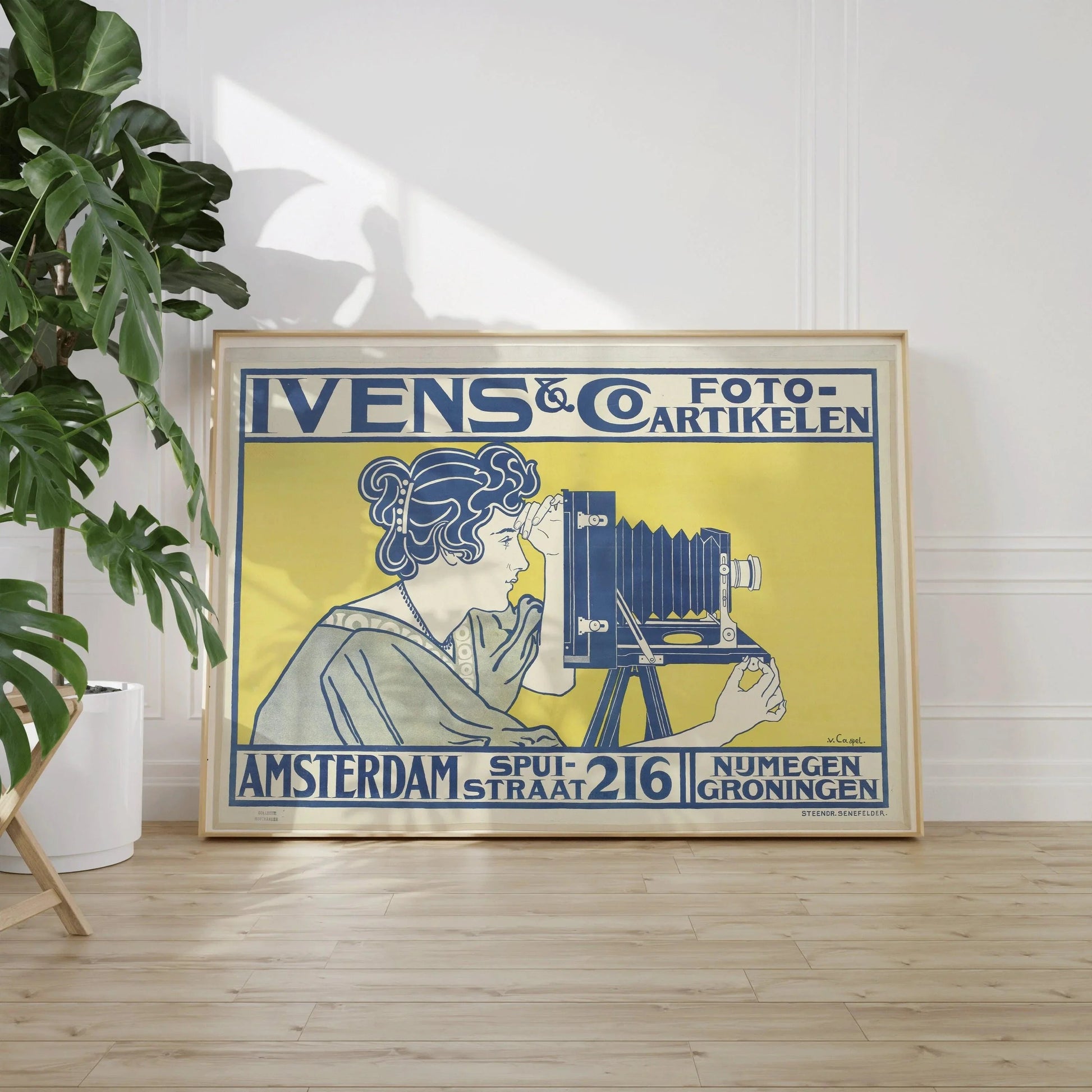 Ivens Foto | Affiche publicitaire vintage bleue et jaune (disponible encadrée à la main ou non encadrée)