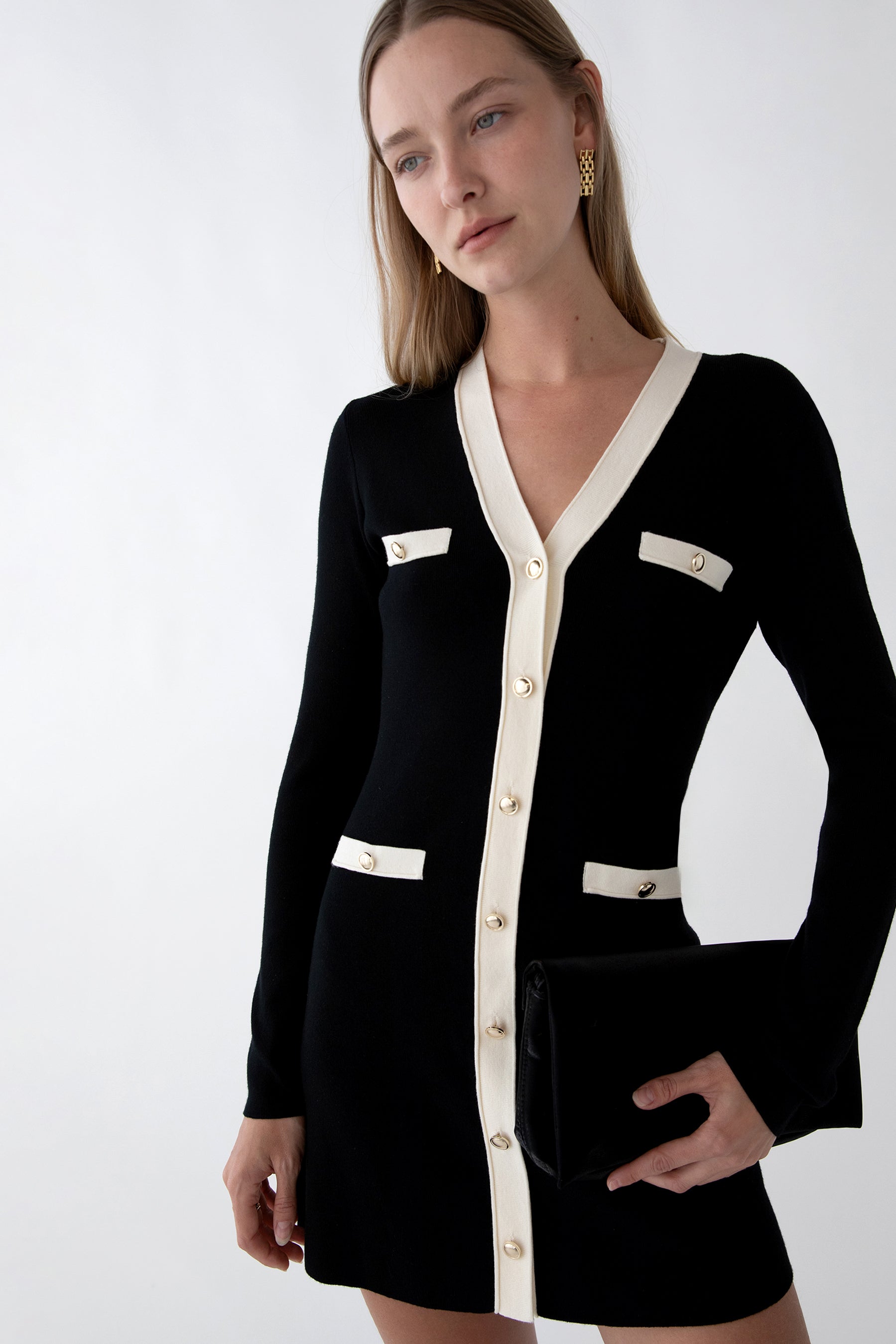 MINI-ROBE EN MAILLE À BORDURES CONTRASTÉES ET BOUTONNÉES SUR LE DEVANT