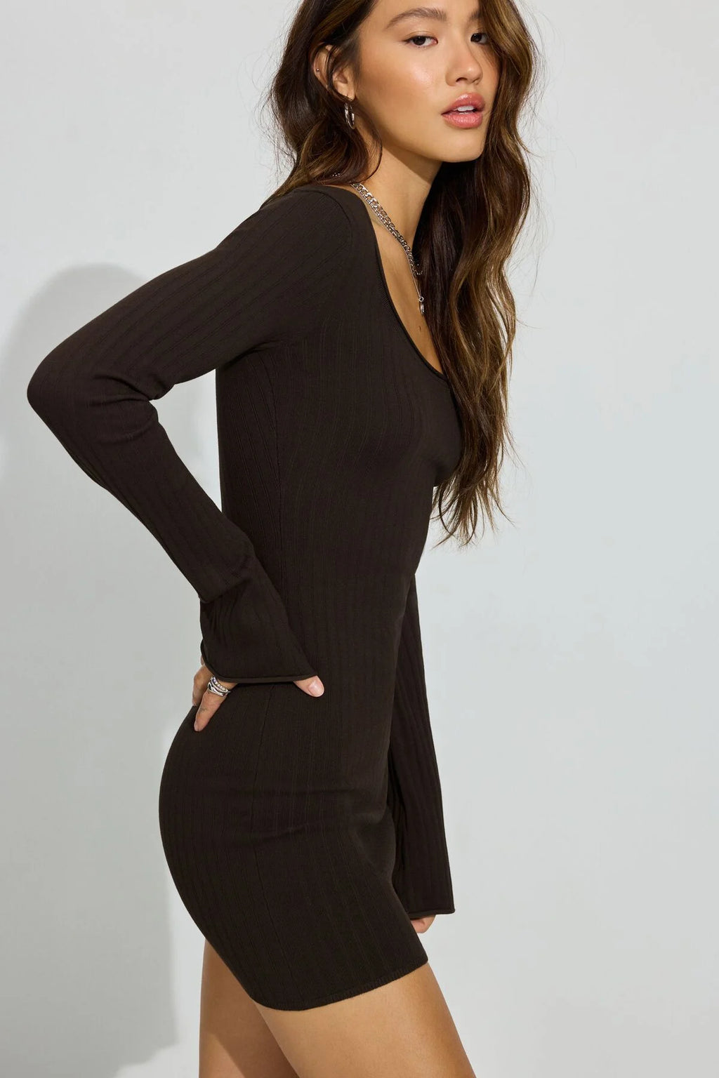 Mini-robe à encolure dégagée