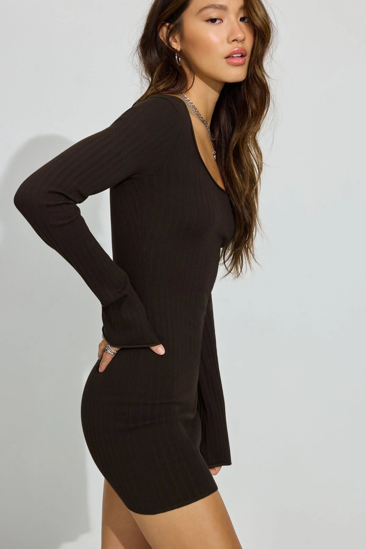 Mini-robe à encolure dégagée