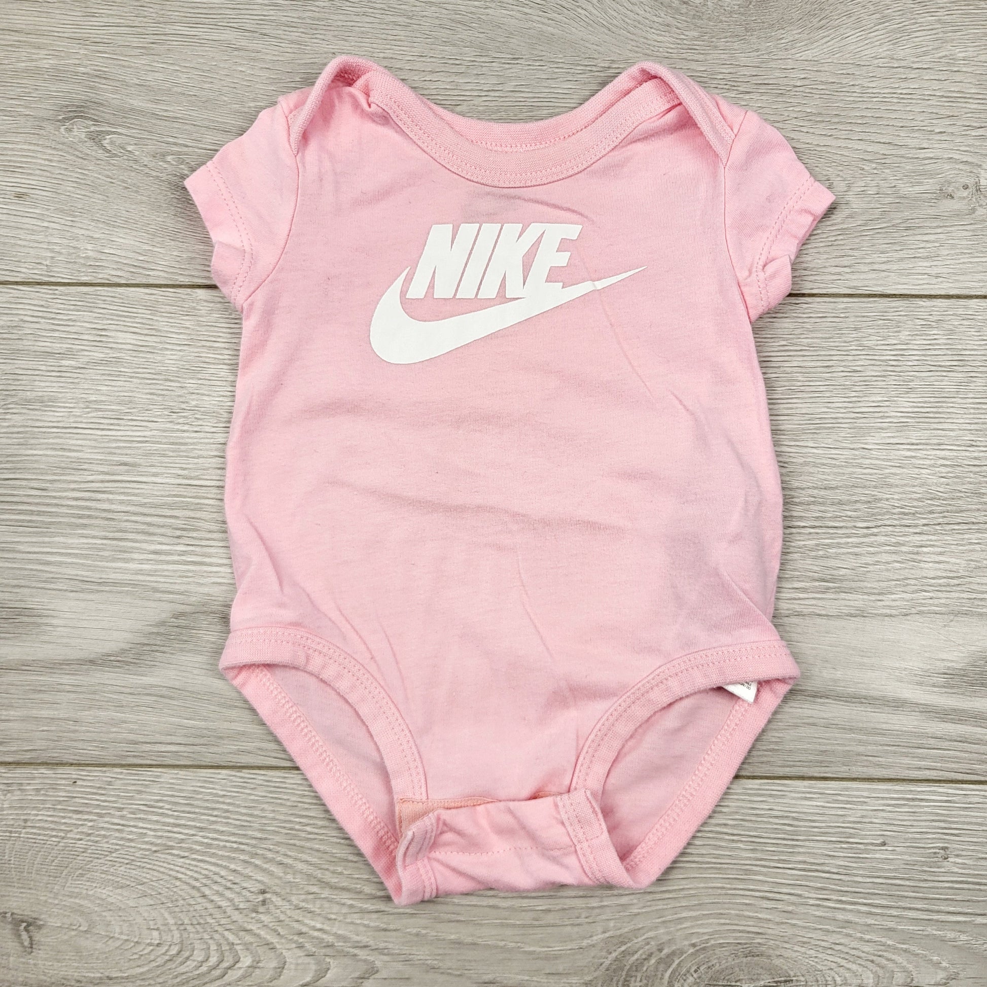 CAAC1 - Body Nike rose. Taille 3 mois