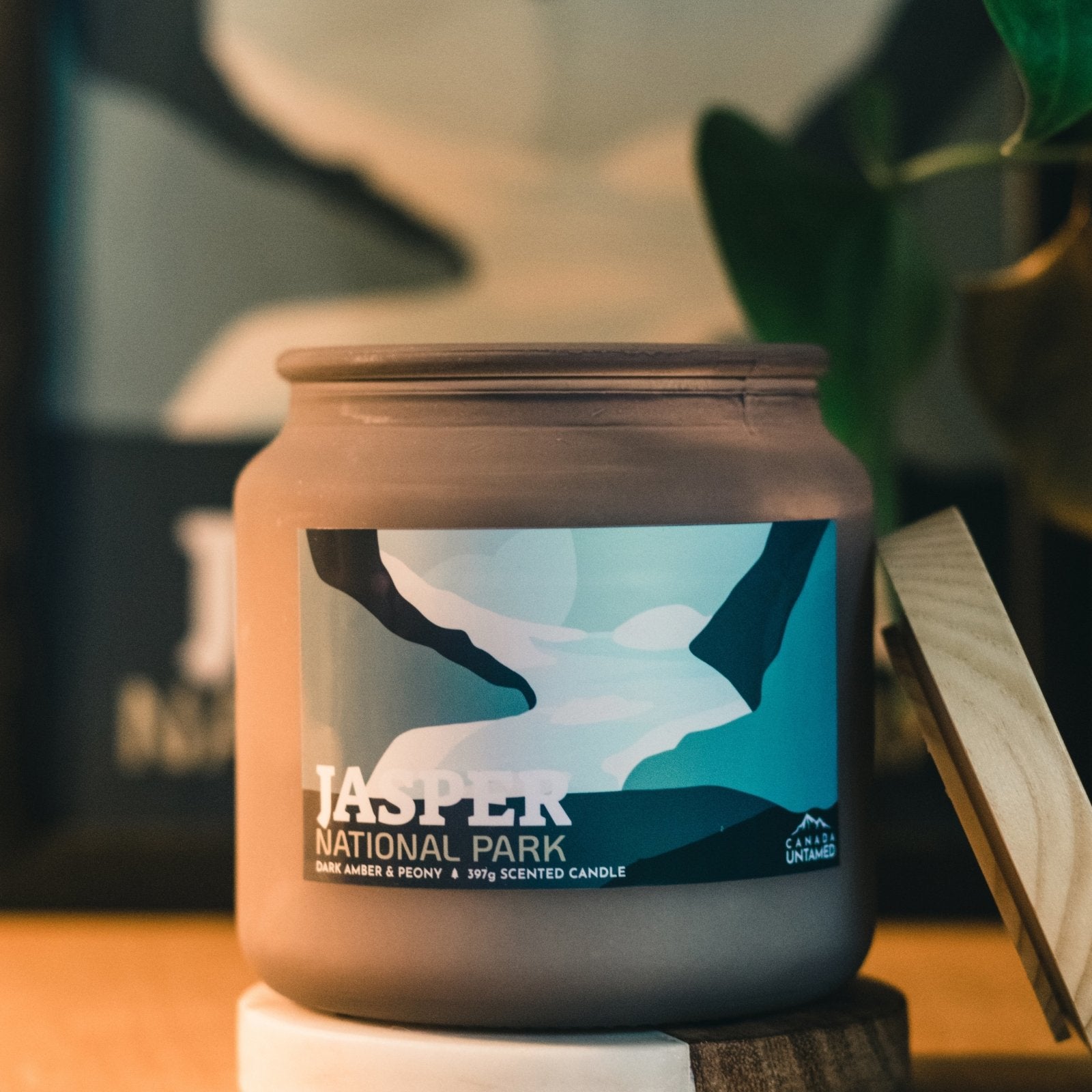 Bougie parfumée « Ambre noir et pivoine » du parc national Jasper