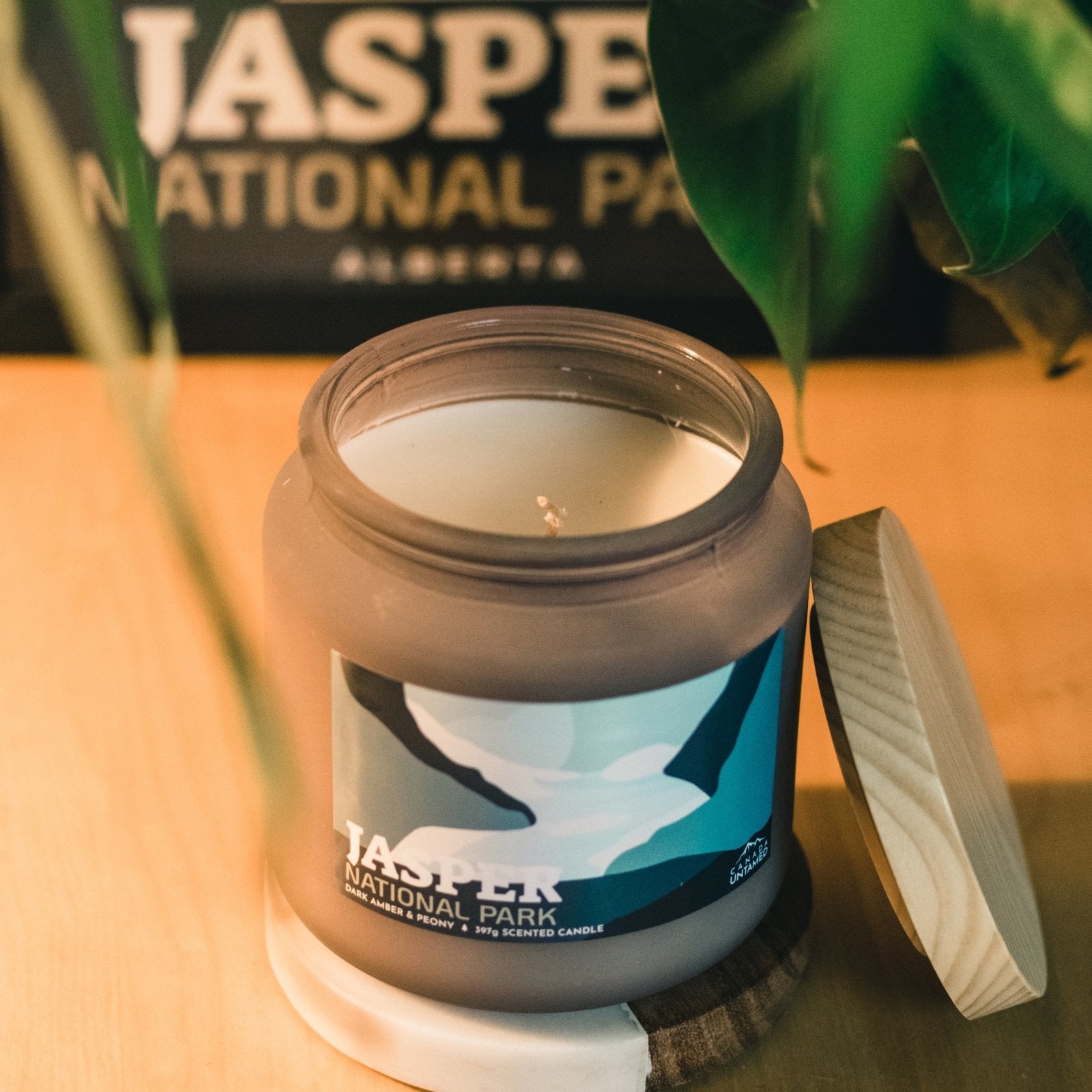 Bougie parfumée « Ambre noir et pivoine » du parc national Jasper