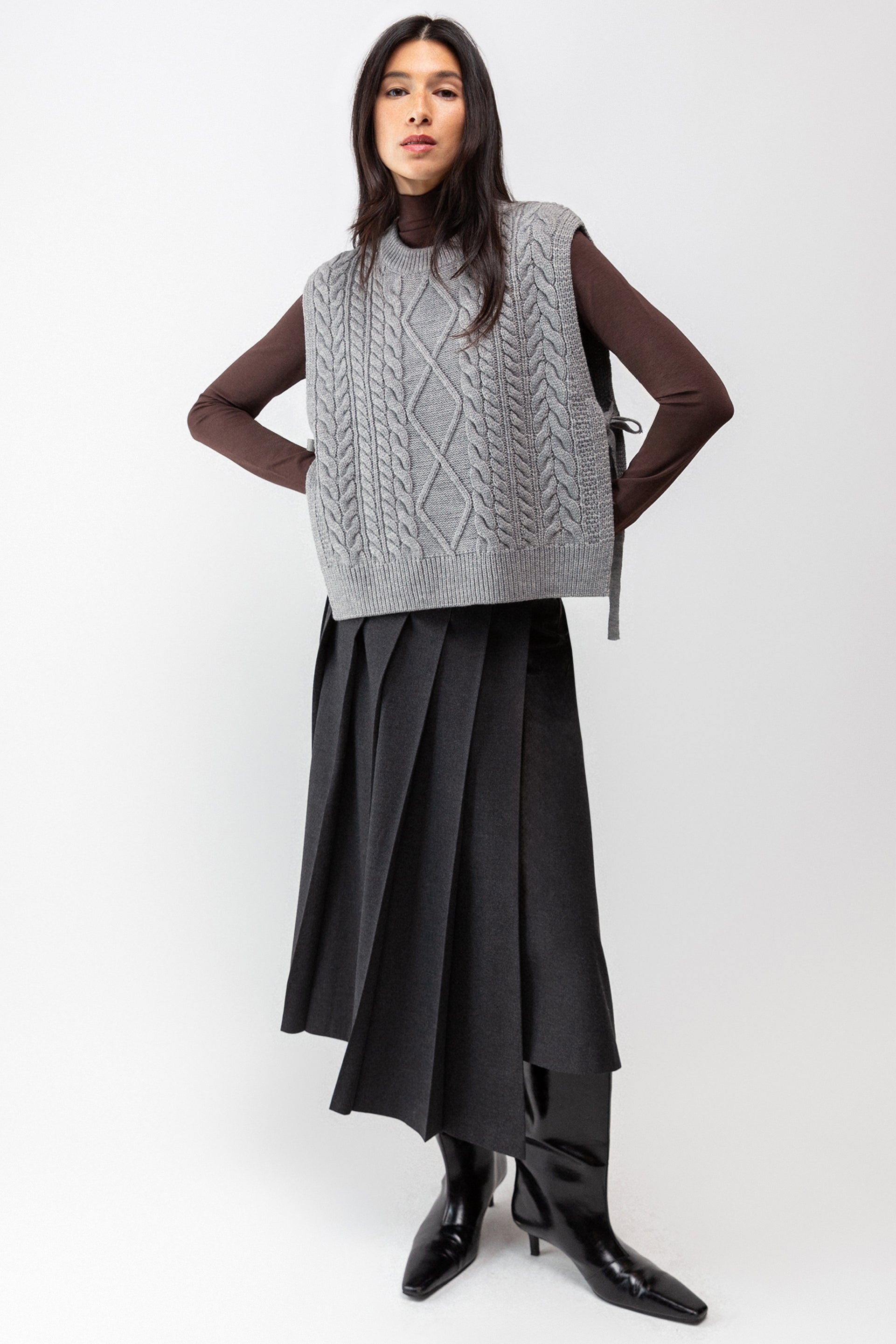 GILET SANS MANCHES EN TRICOT TORSADES AVEC LIEN