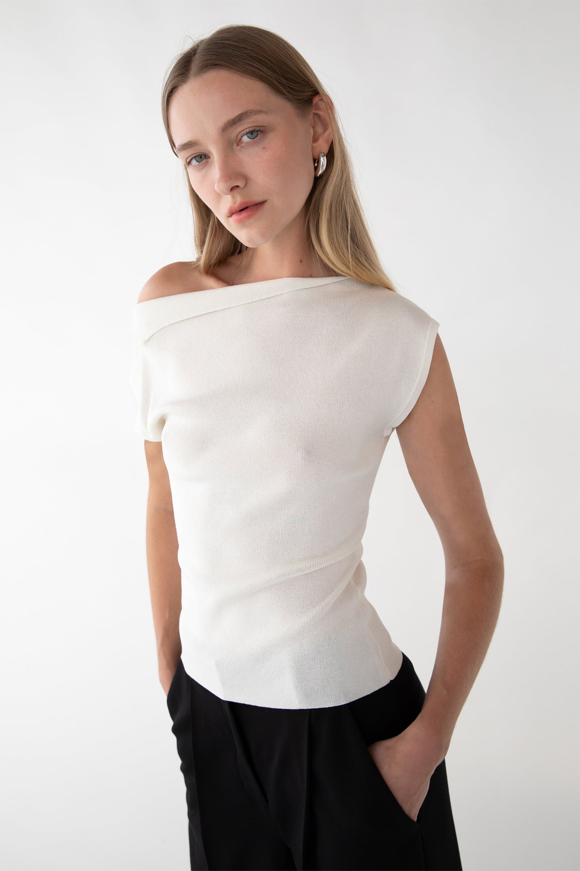 PULL À MANCHES COURTES ET ÉPAULES DÉNUDÉES ASYMÉTRIQUES