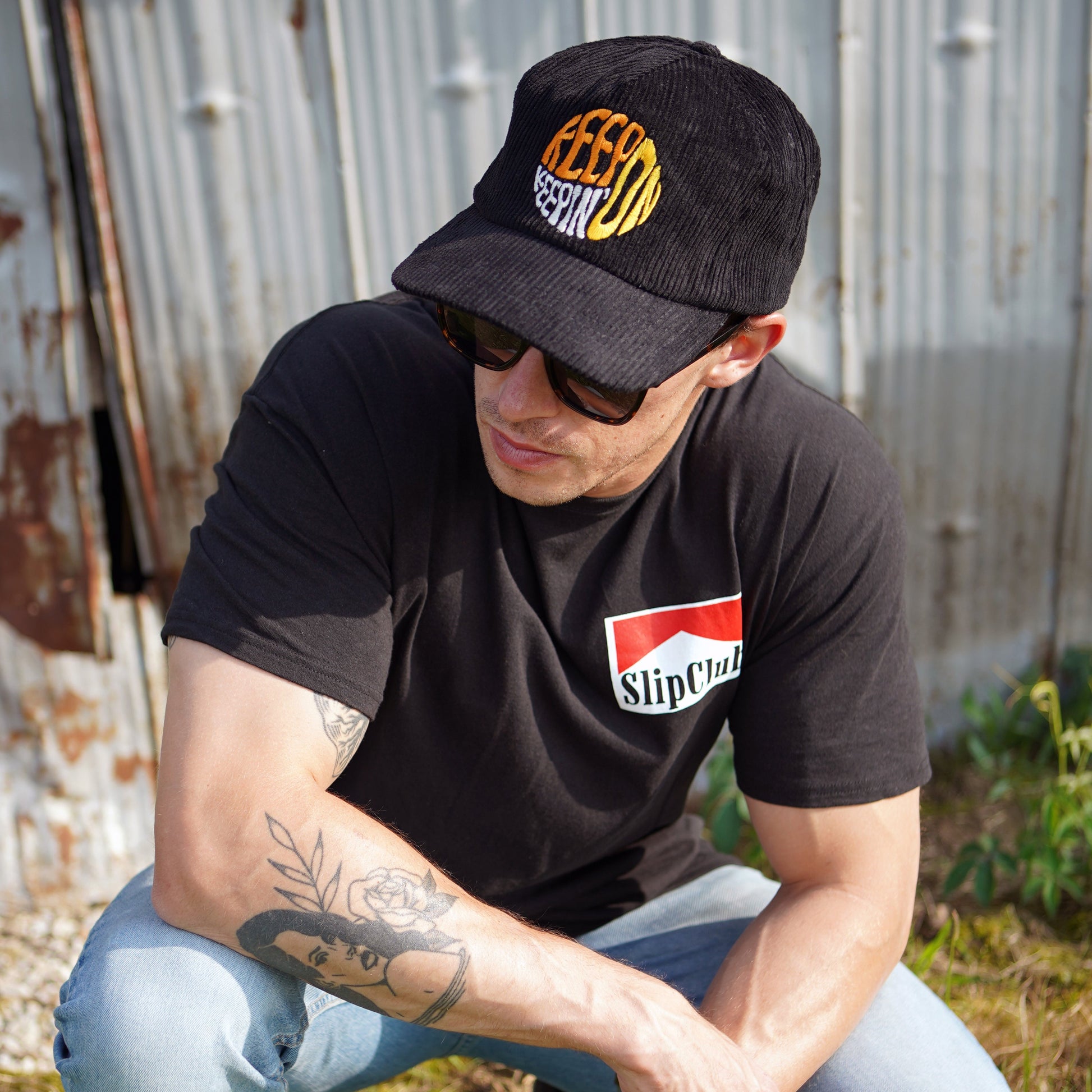 Continuez à continuer avec le chapeau en velours côtelé