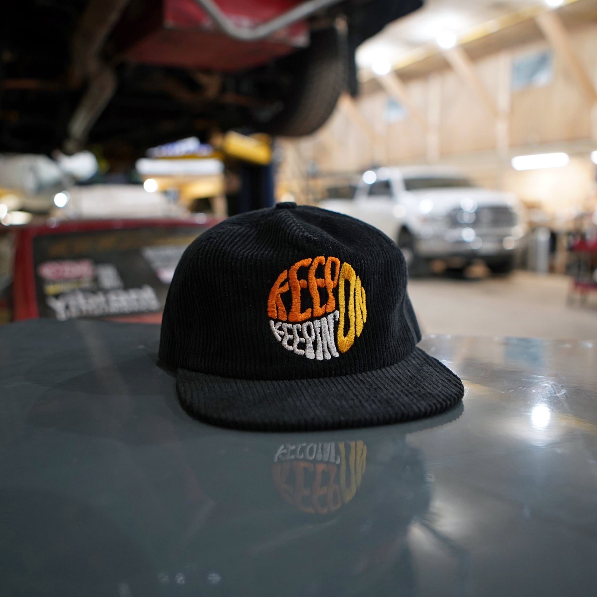 Continuez à continuer avec le chapeau en velours côtelé