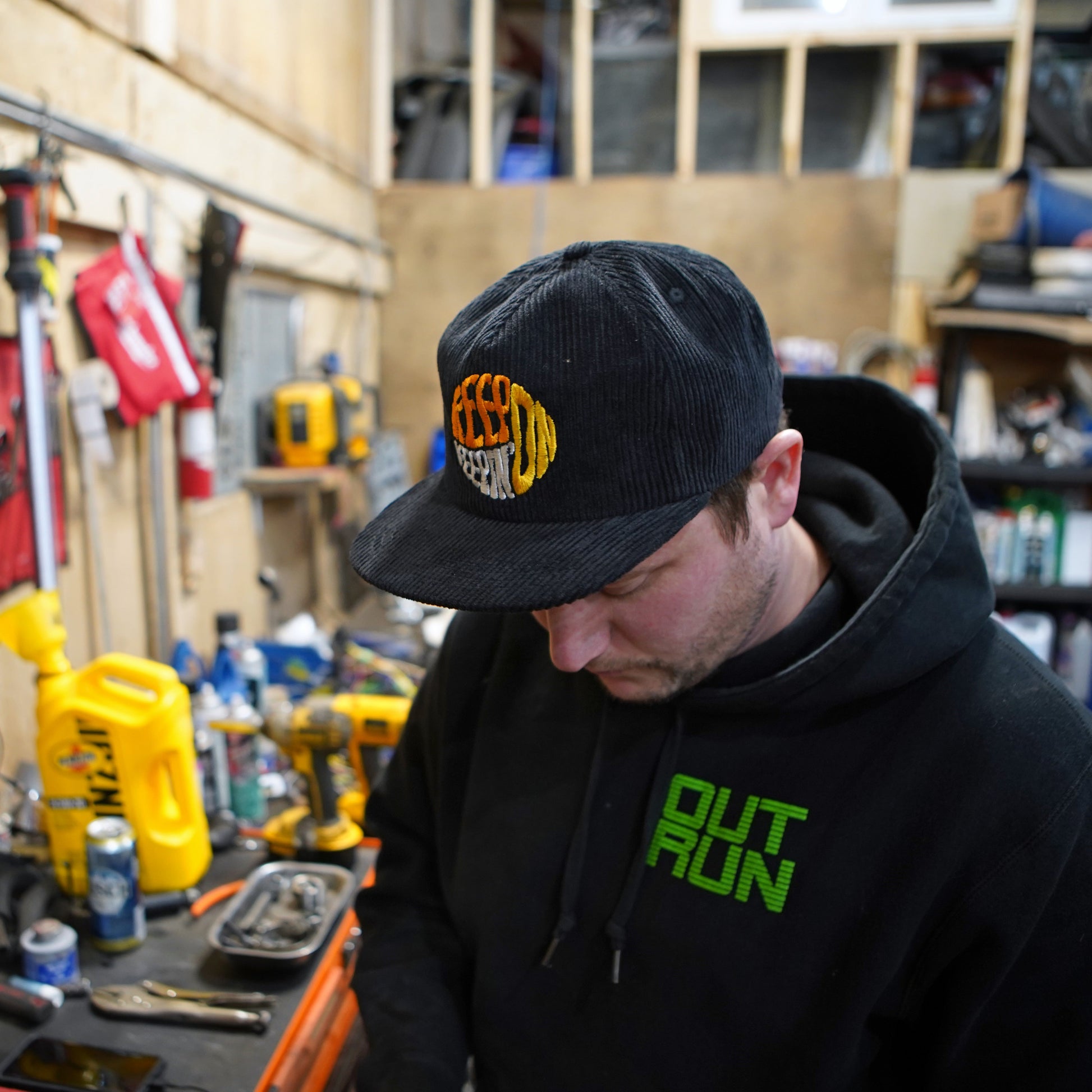 Continuez à continuer avec le chapeau en velours côtelé