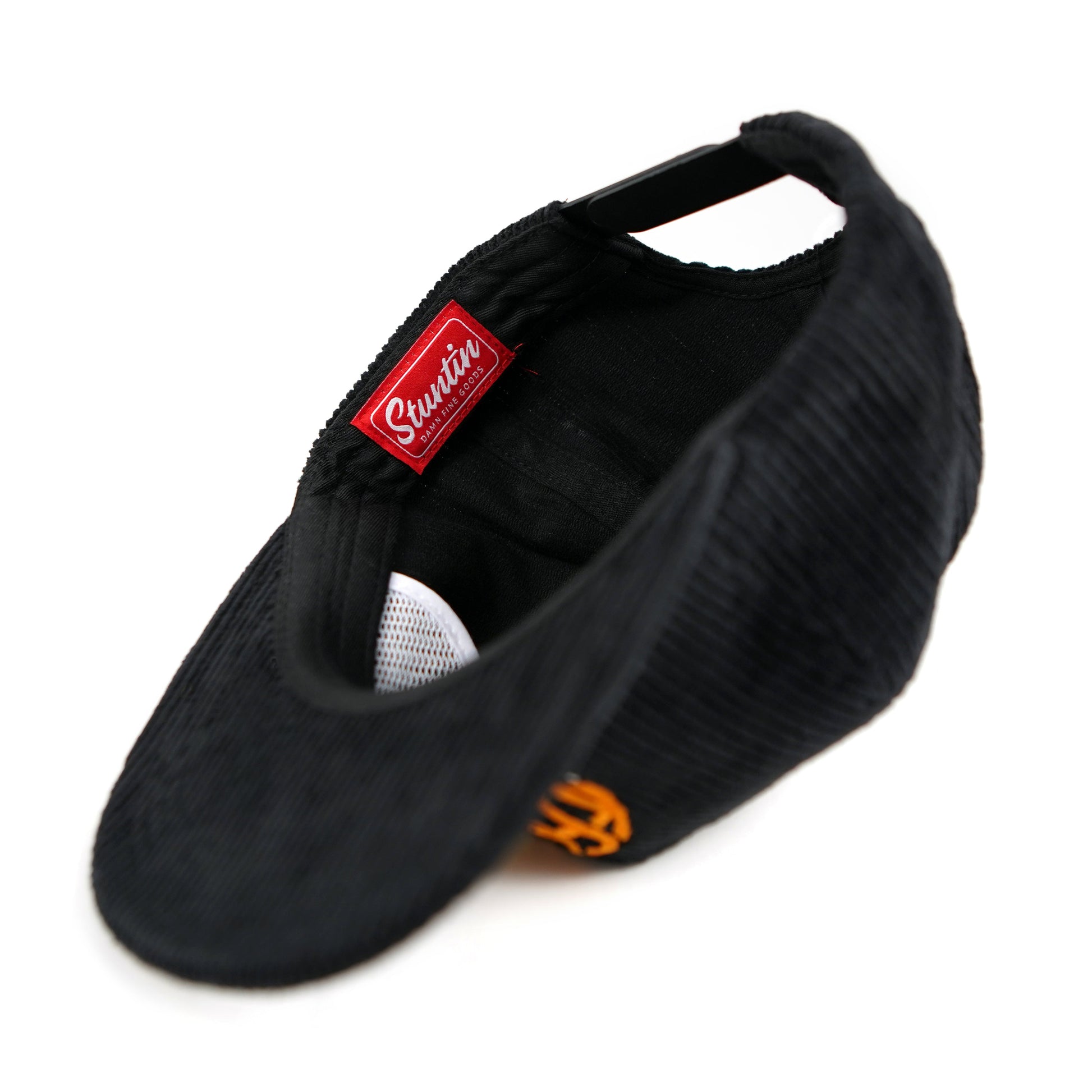 Continuez à continuer avec le chapeau en velours côtelé