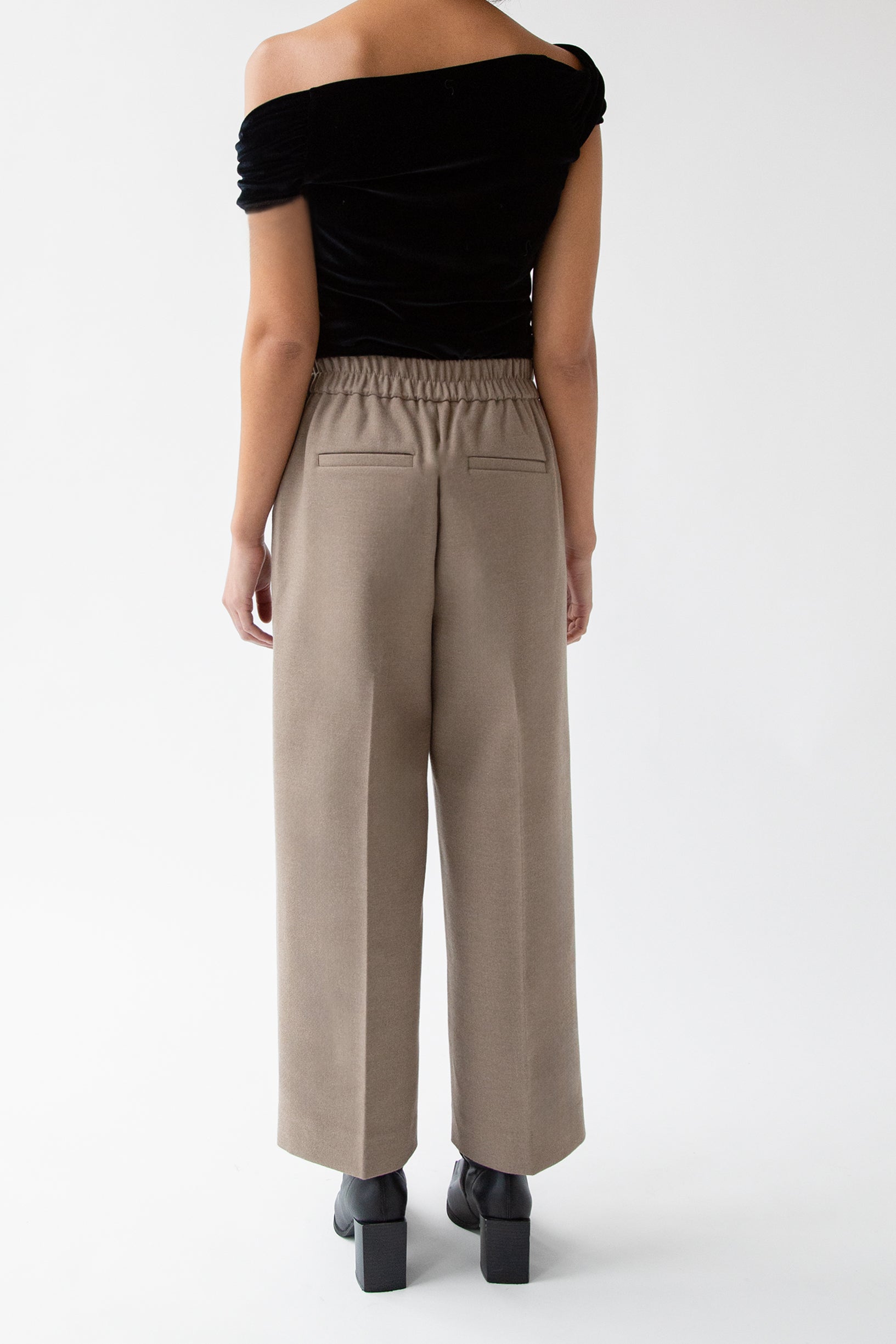 PANTALON COURT À TAILLE DEMI-ÉLASTIQUE