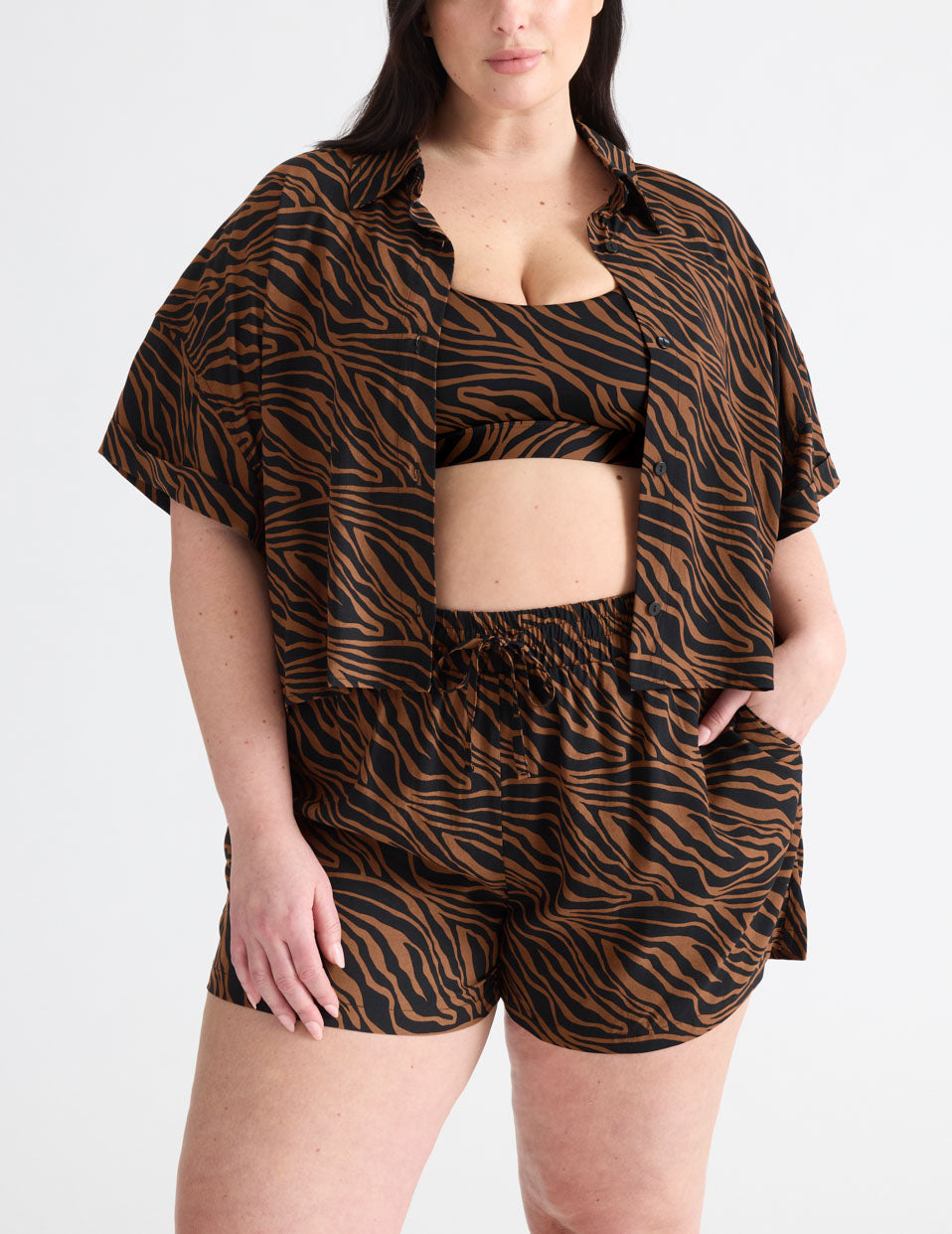 Chemise au bord de la piscine