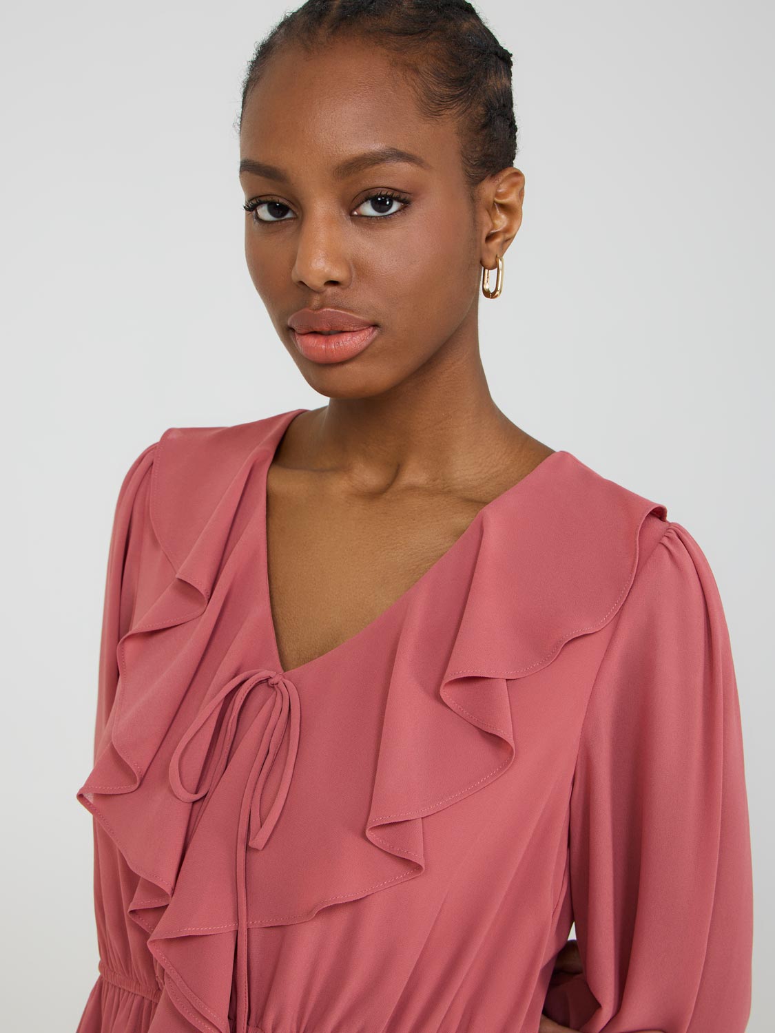 Mini-robe en mousseline à volants et col en V