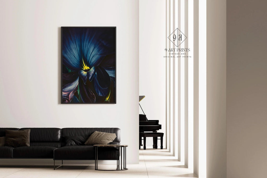 Léon Carrol - Delphinium de Chine | Une magnifique peinture d'un bleu marine intense, reproduite en impression giclée (disponible encadrée ou non encadrée)