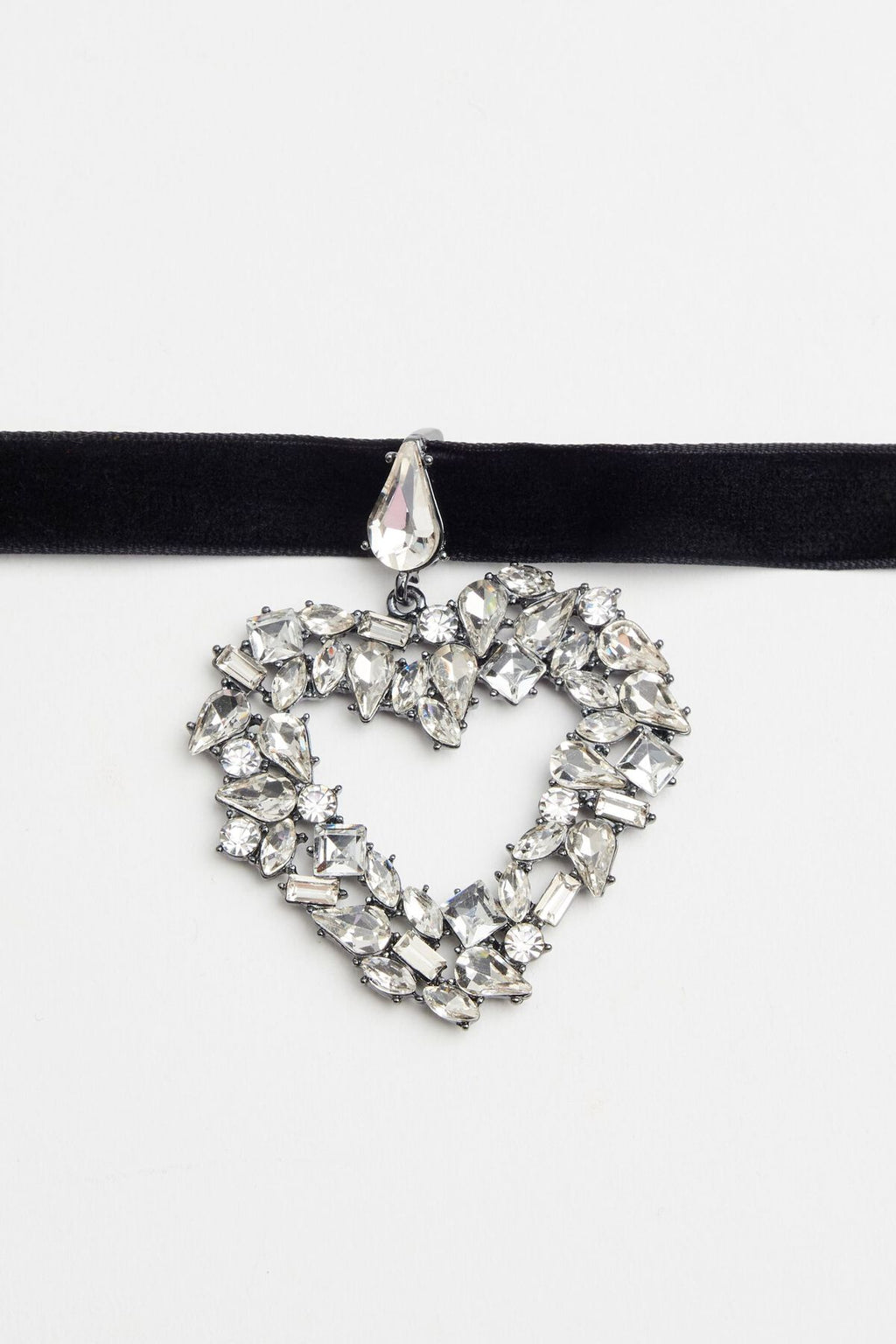 Collier ruban cœur serti de pierres précieuses surdimensionné
