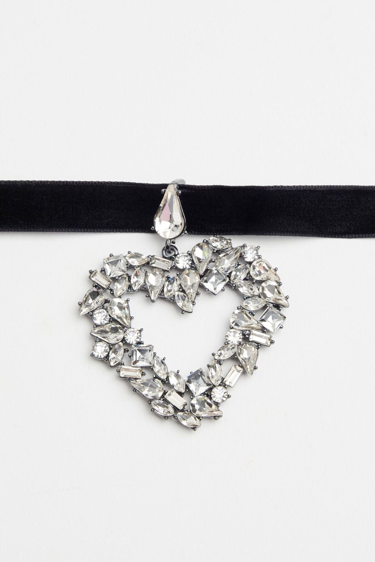 Collier ruban cœur serti de pierres précieuses surdimensionné