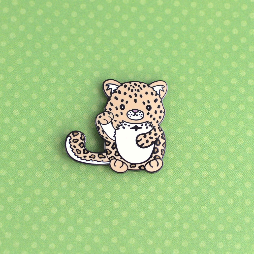 Broche émaillée léopard porte-bonheur de l'Amour