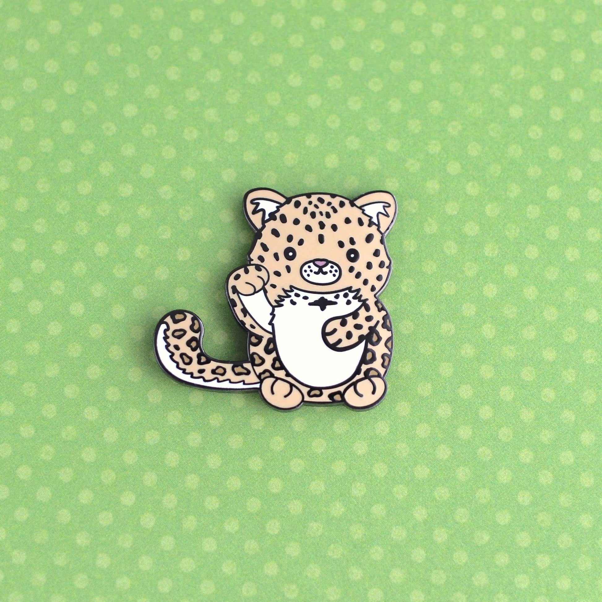 Broche émaillée léopard porte-bonheur de l'Amour