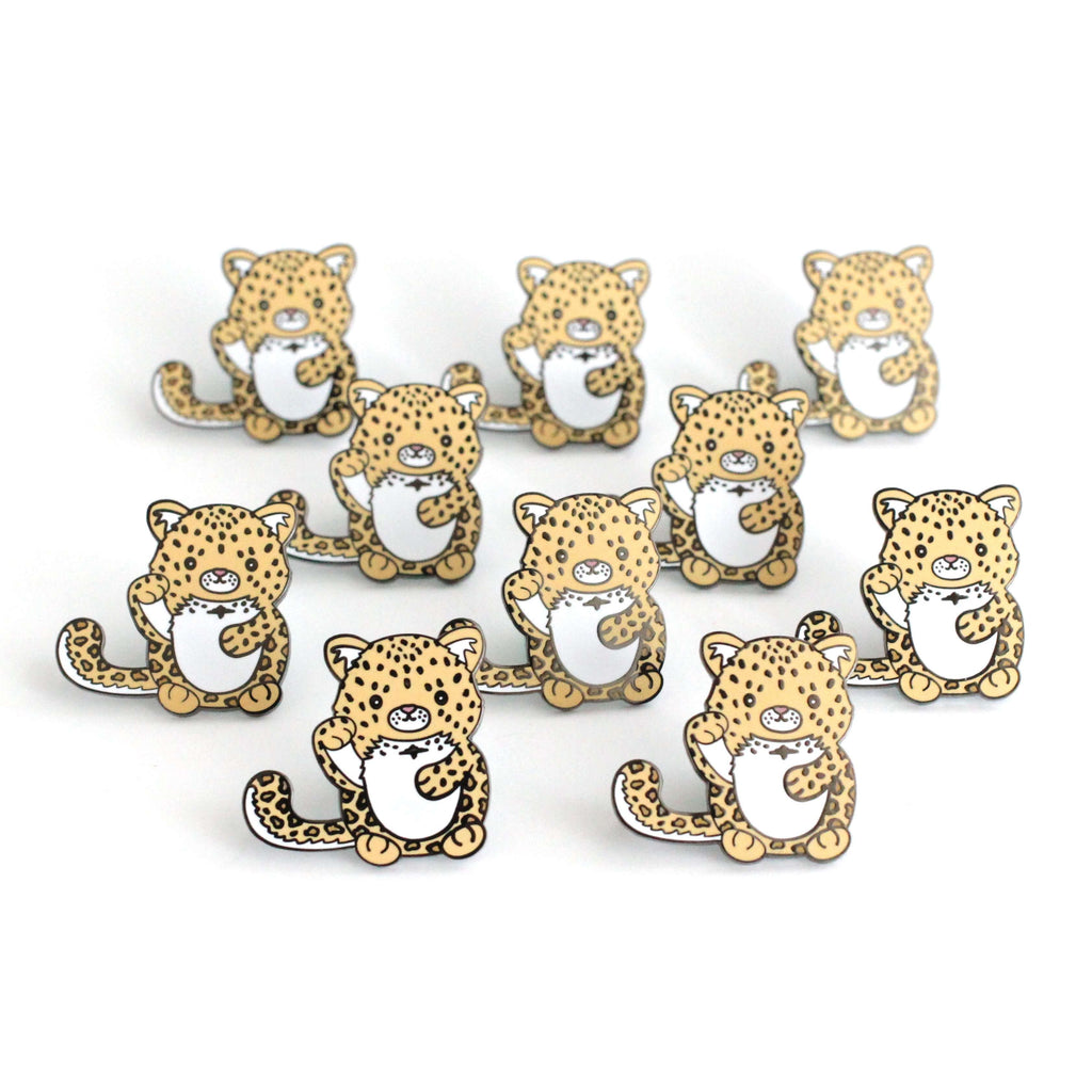 Broche émaillée léopard porte-bonheur de l'Amour